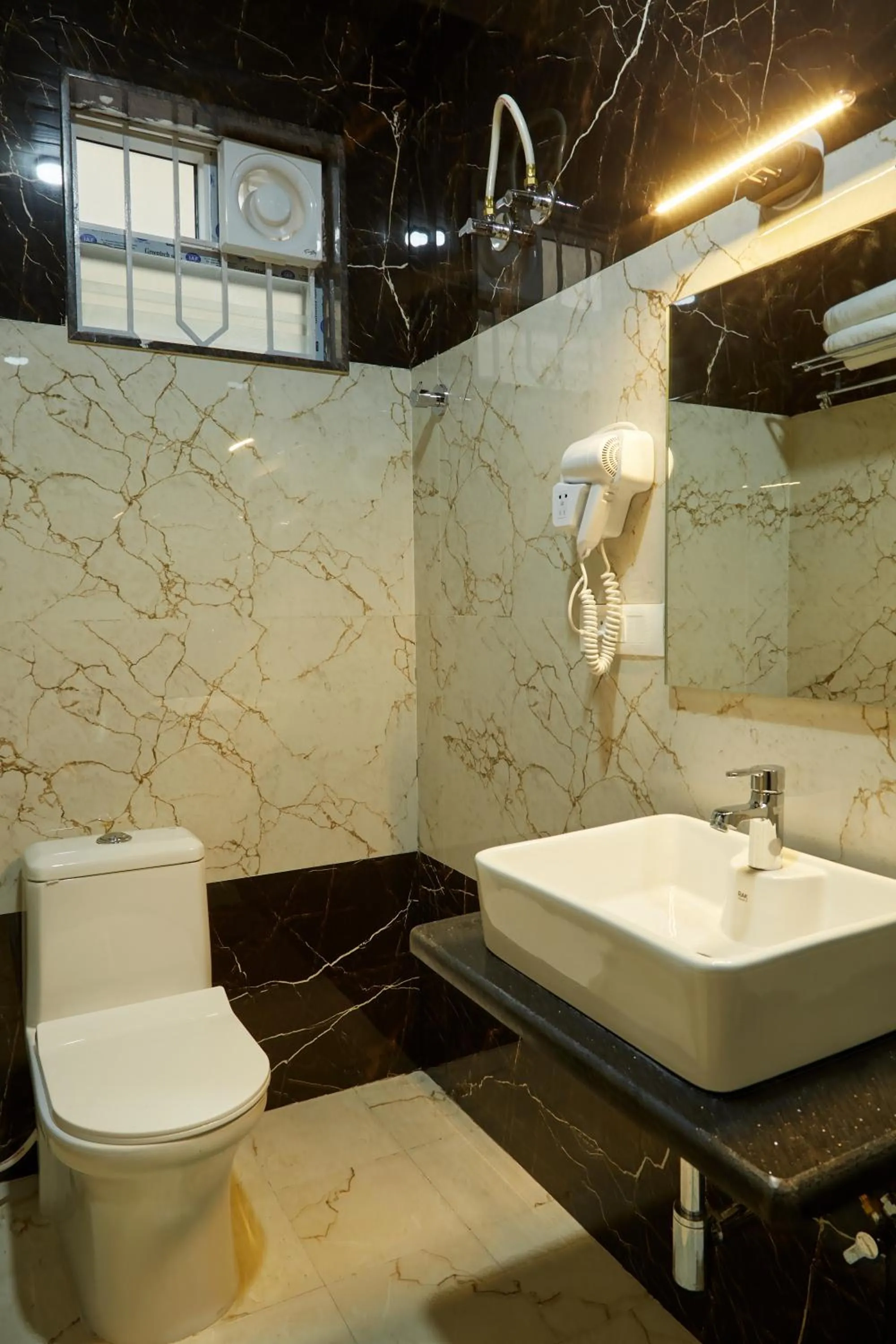 Shower in VOVO PREMIER HOTEL