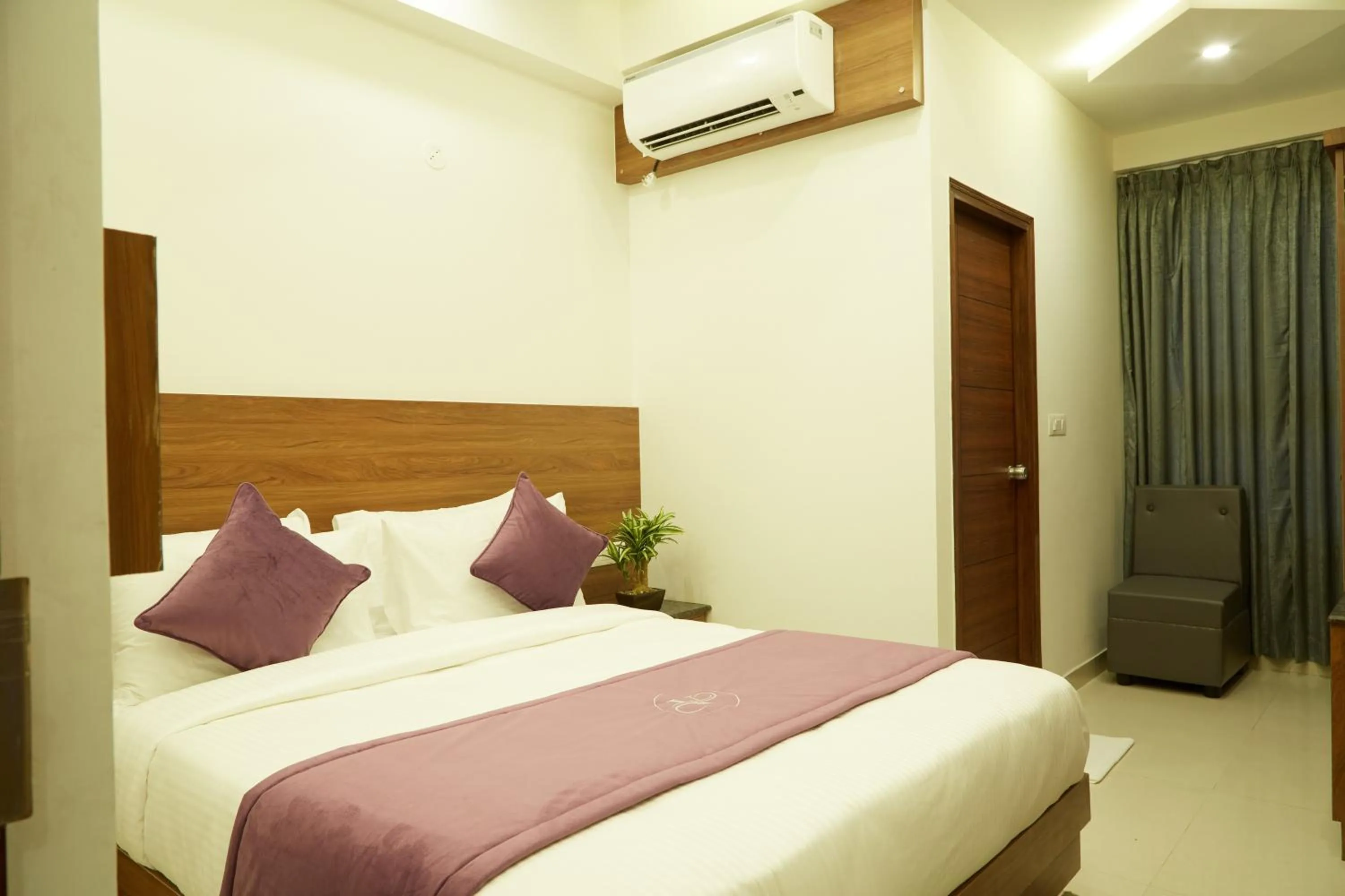 Bed in VOVO PREMIER HOTEL