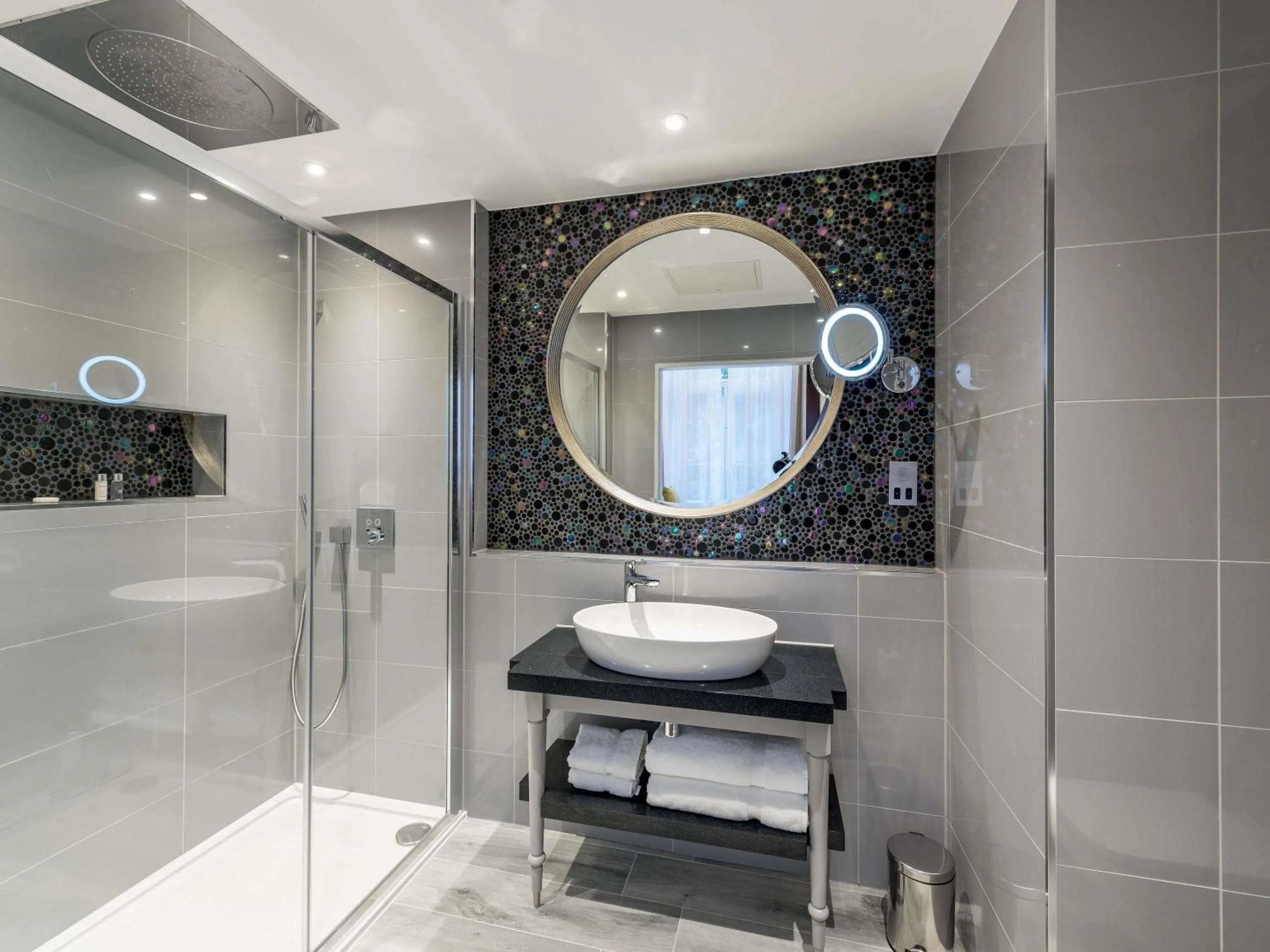 Bedroom in Mercure London Hyde Park Hotel