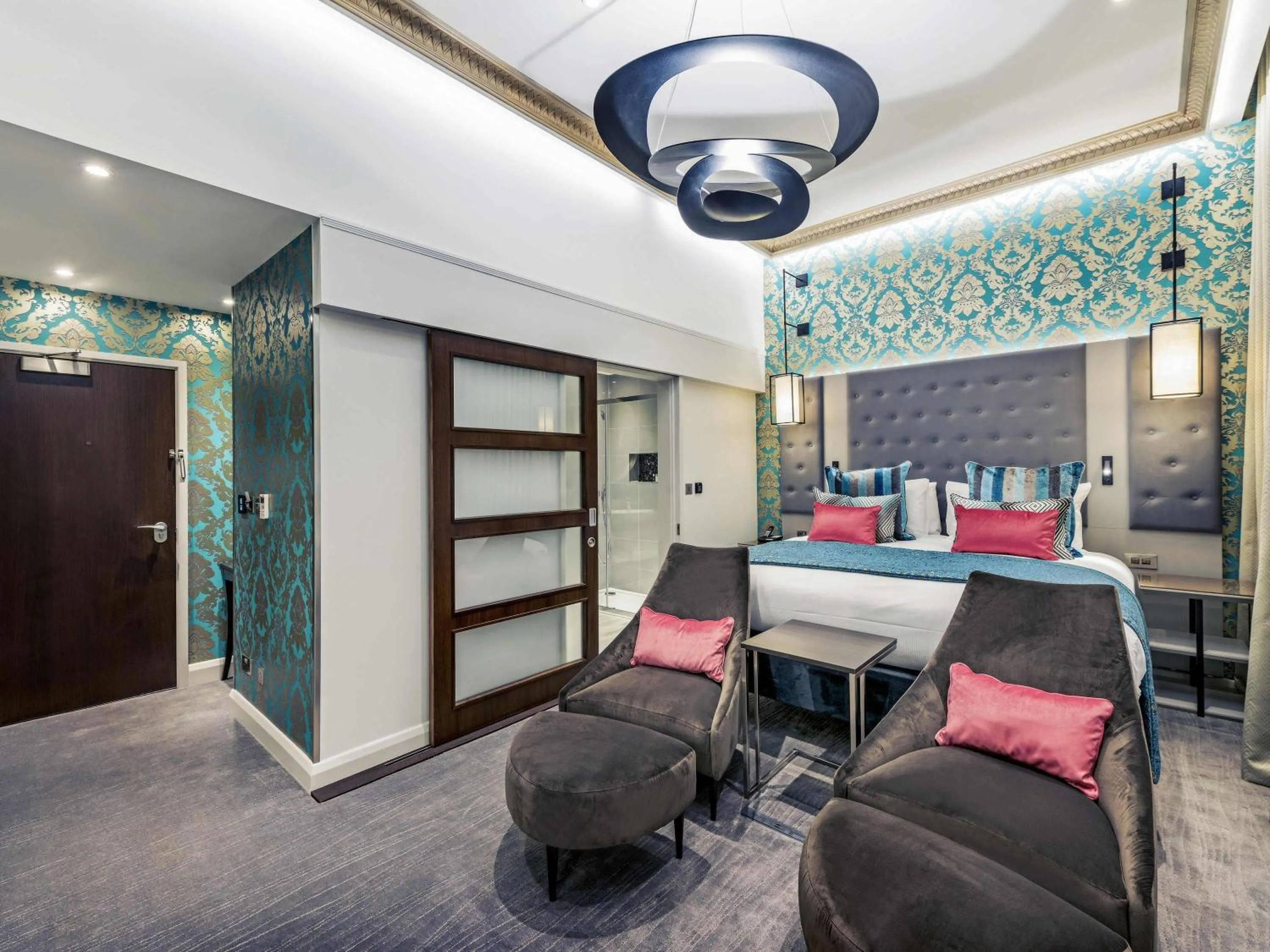 Photo of the whole room, Bed in Mercure London Hyde Park Hotel