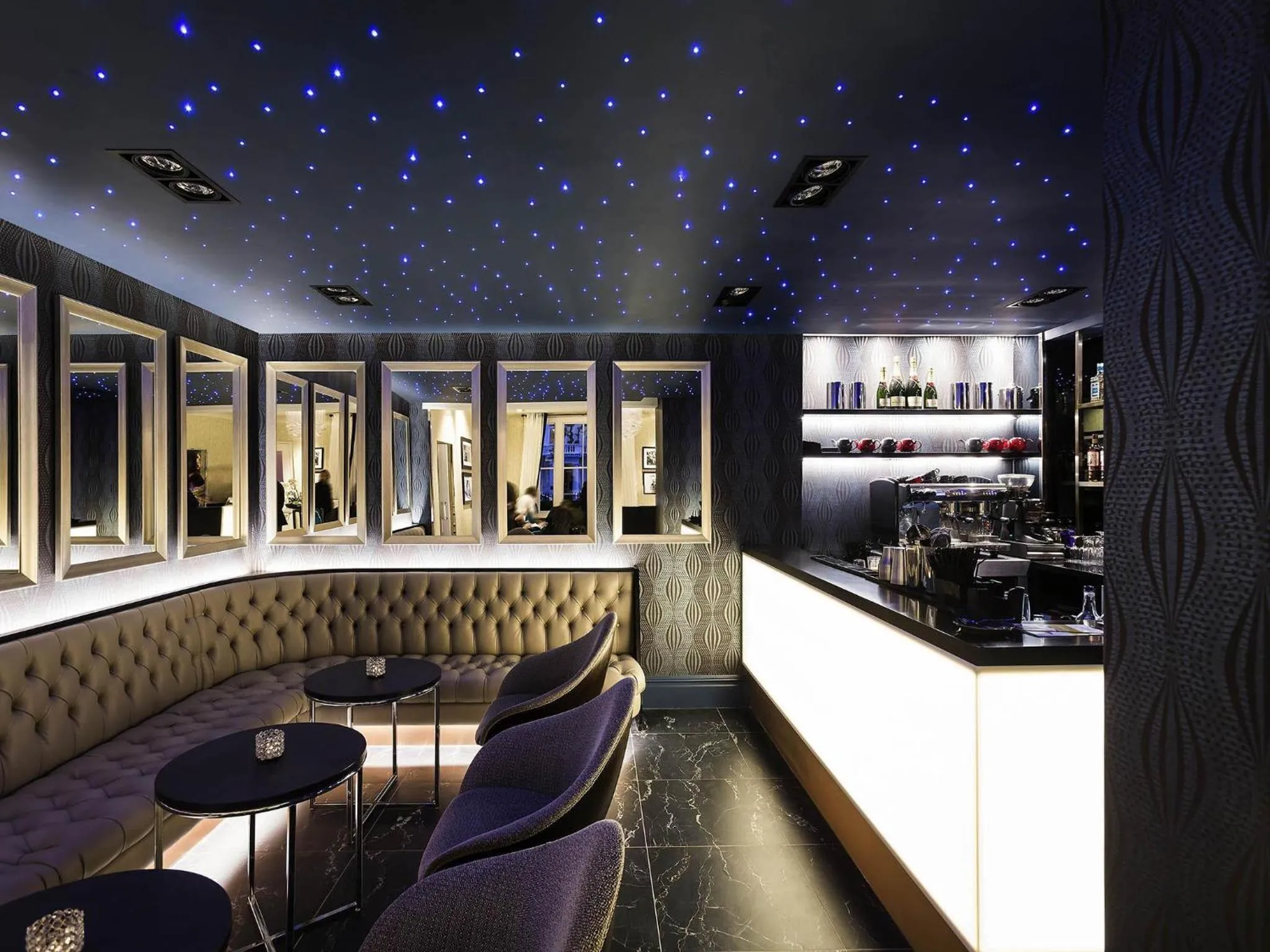 Lounge or bar in Mercure London Hyde Park Hotel