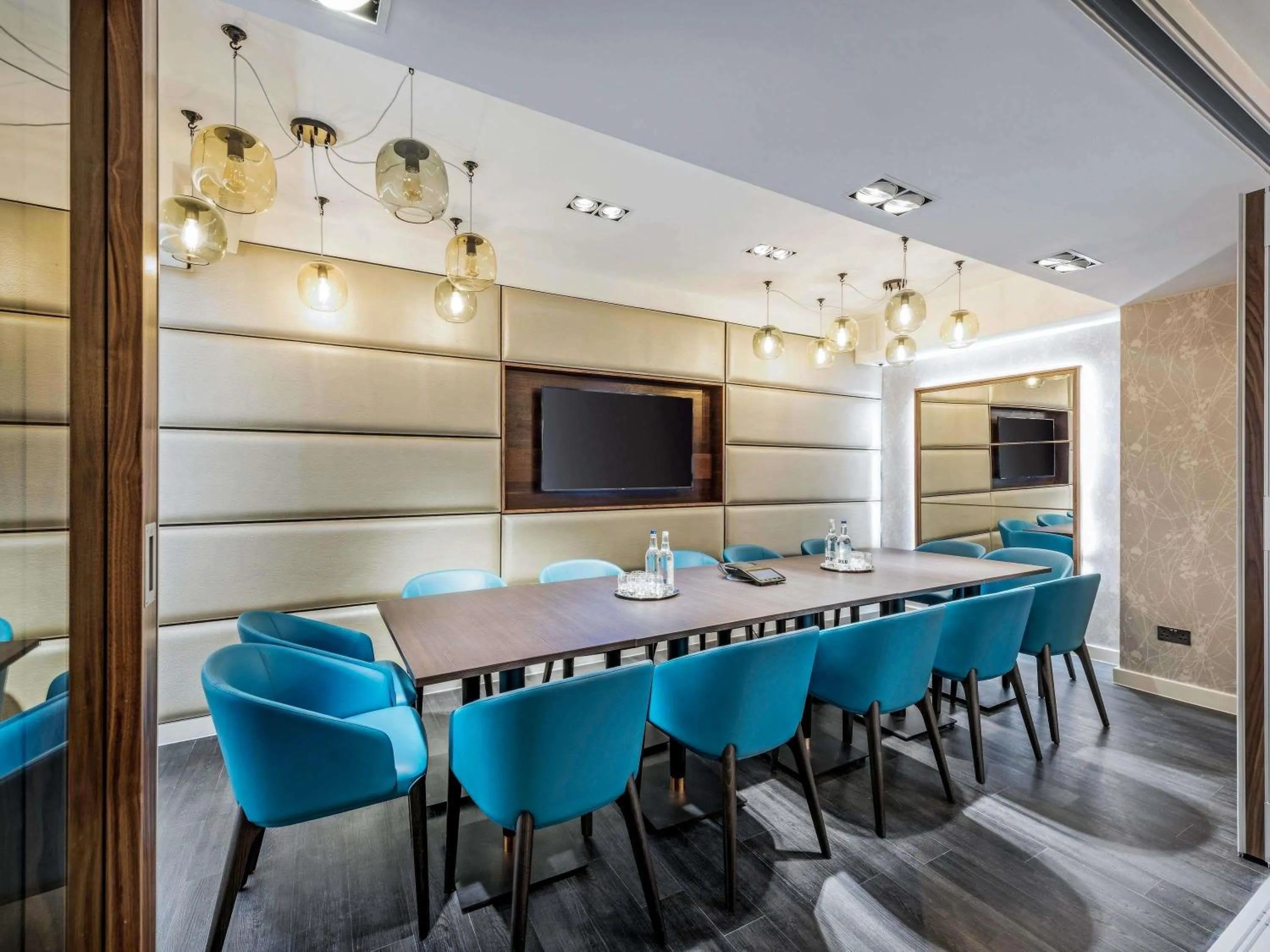 Restaurant/places to eat in Mercure London Hyde Park Hotel