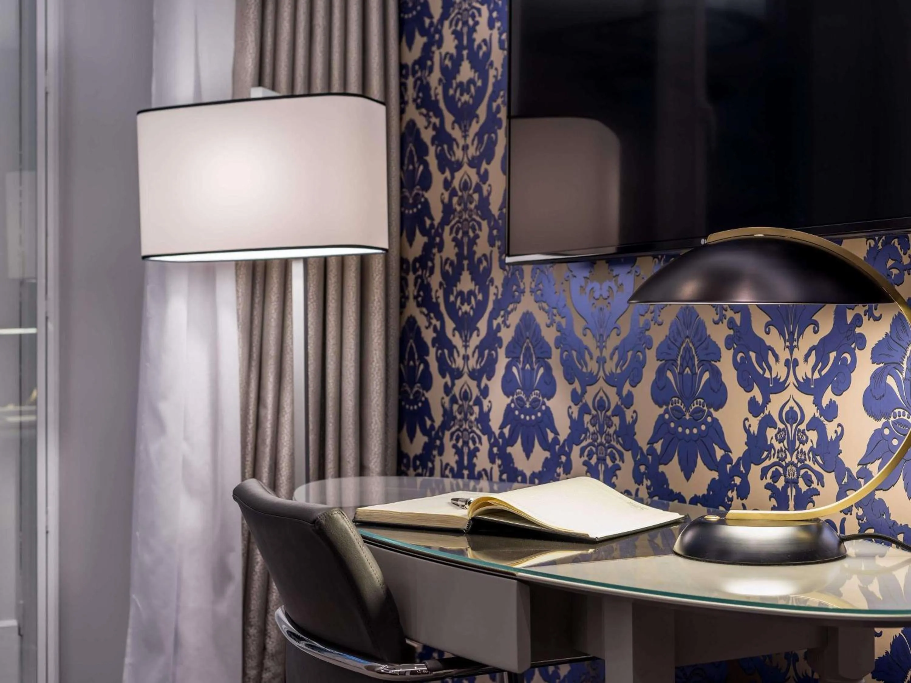 Bedroom in Mercure London Hyde Park Hotel