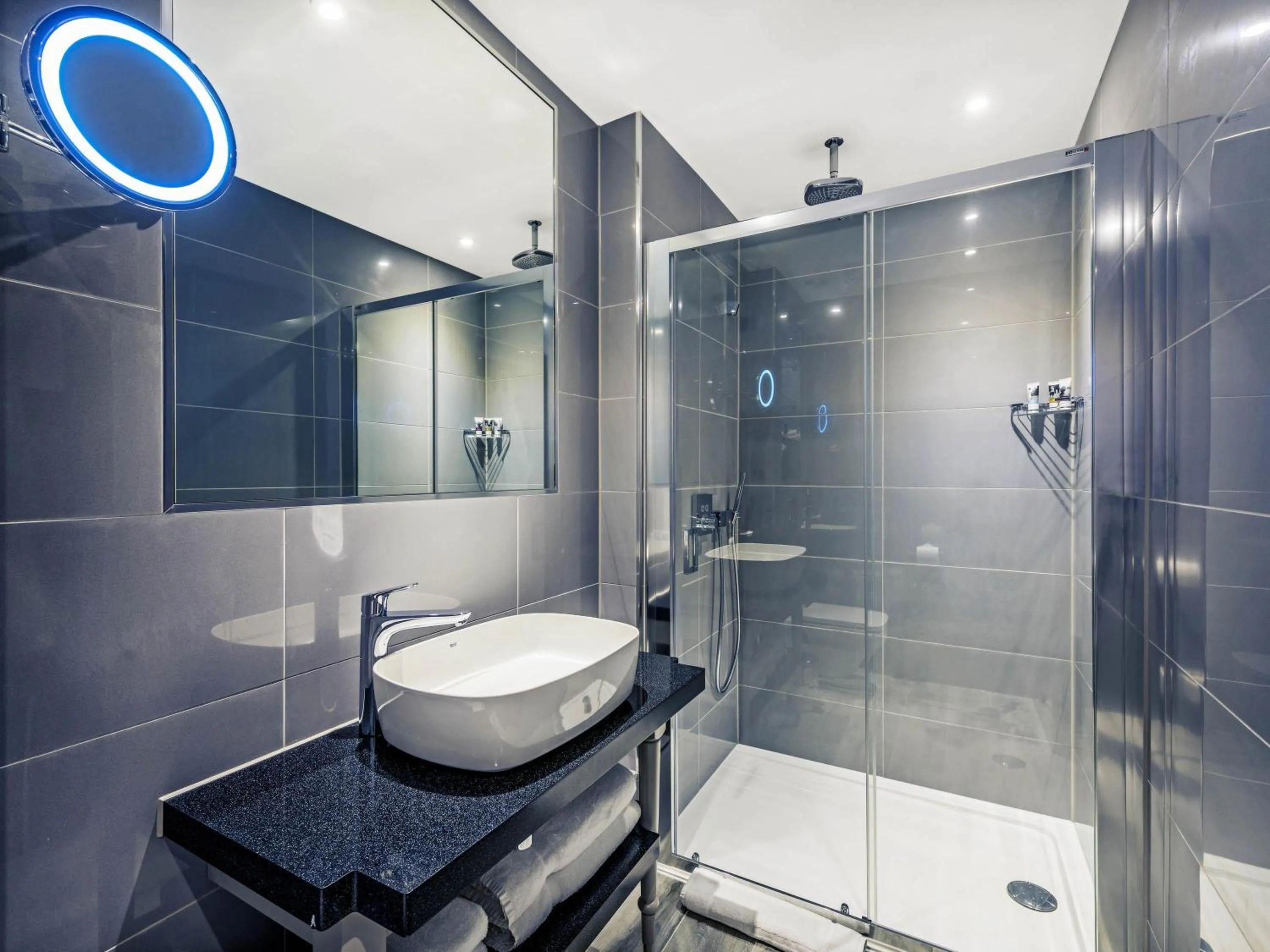 Bedroom in Mercure London Hyde Park Hotel