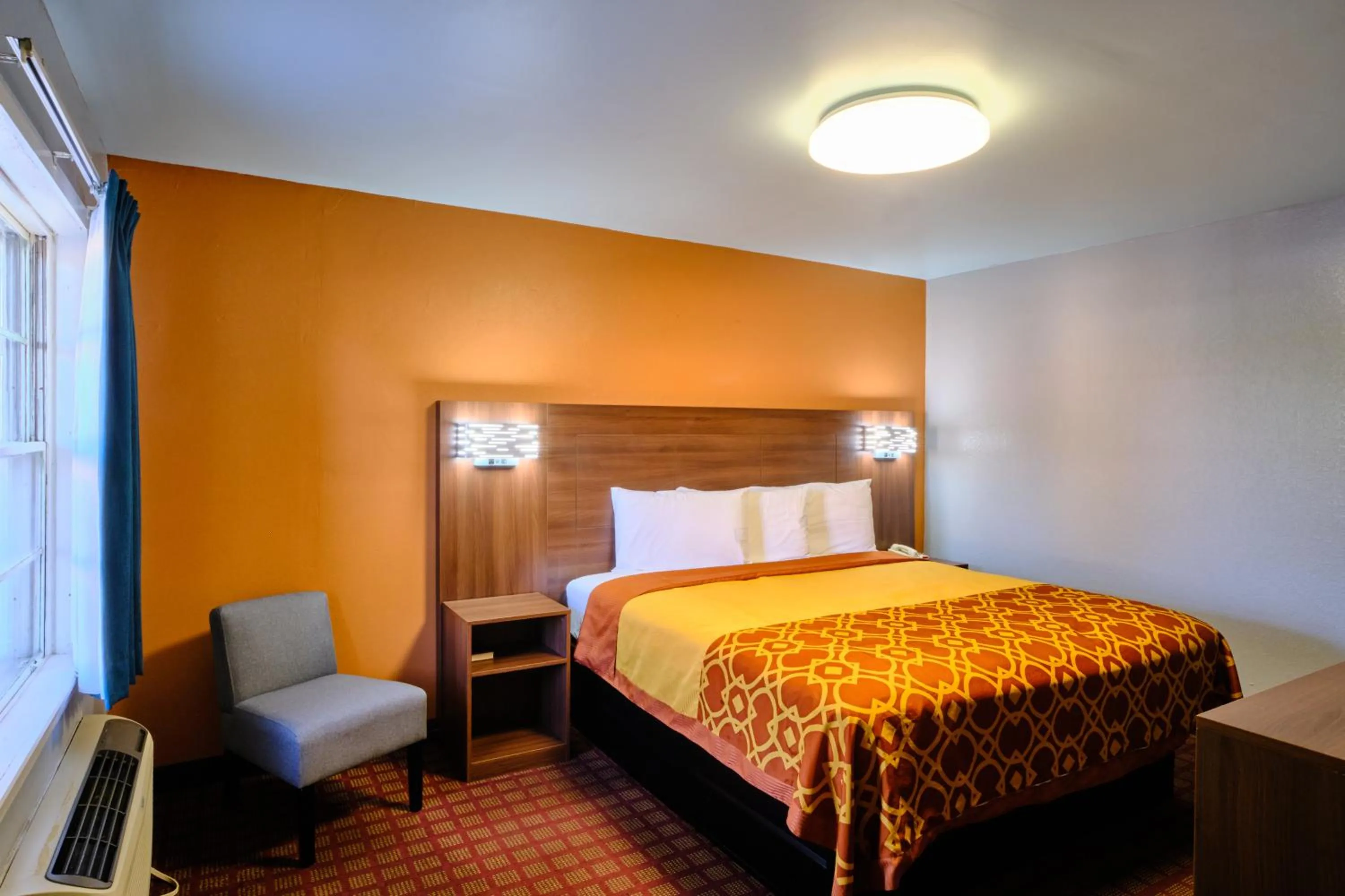 Bedroom, Bed in Economy Inn