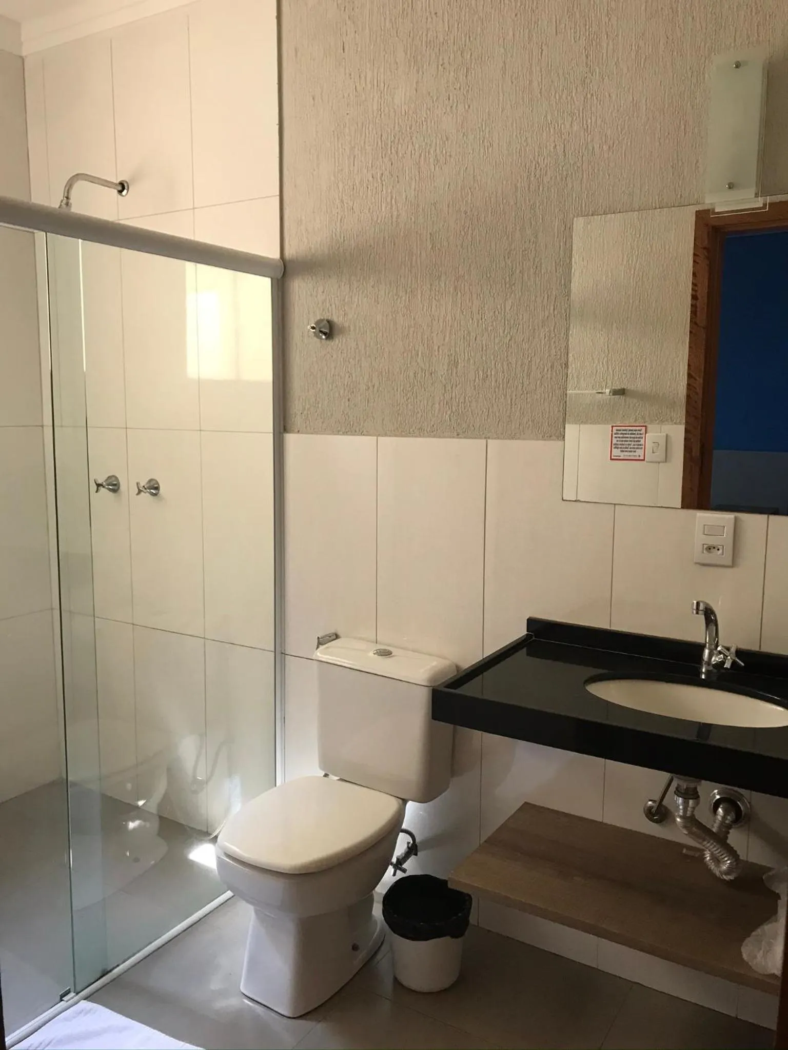 Bathroom in Emmis Park Hotel