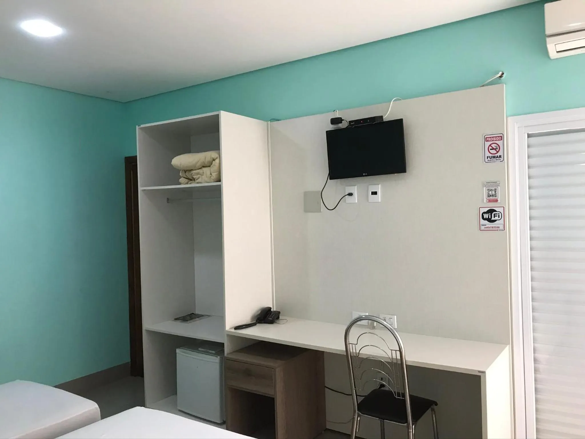 Bedroom, Bed in Emmis Park Hotel