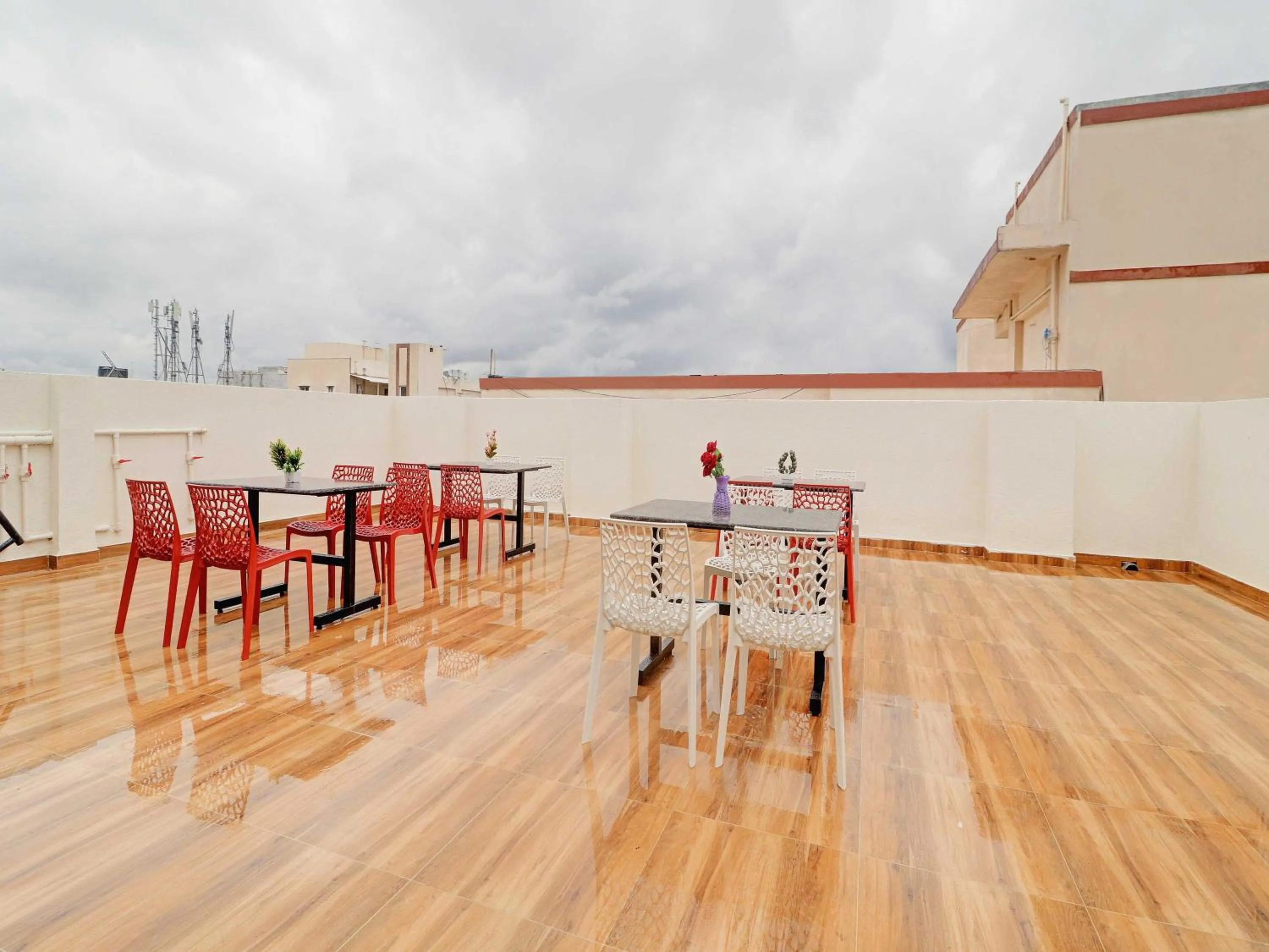 Restaurant/places to eat in Hotel O Prime Time Hotel