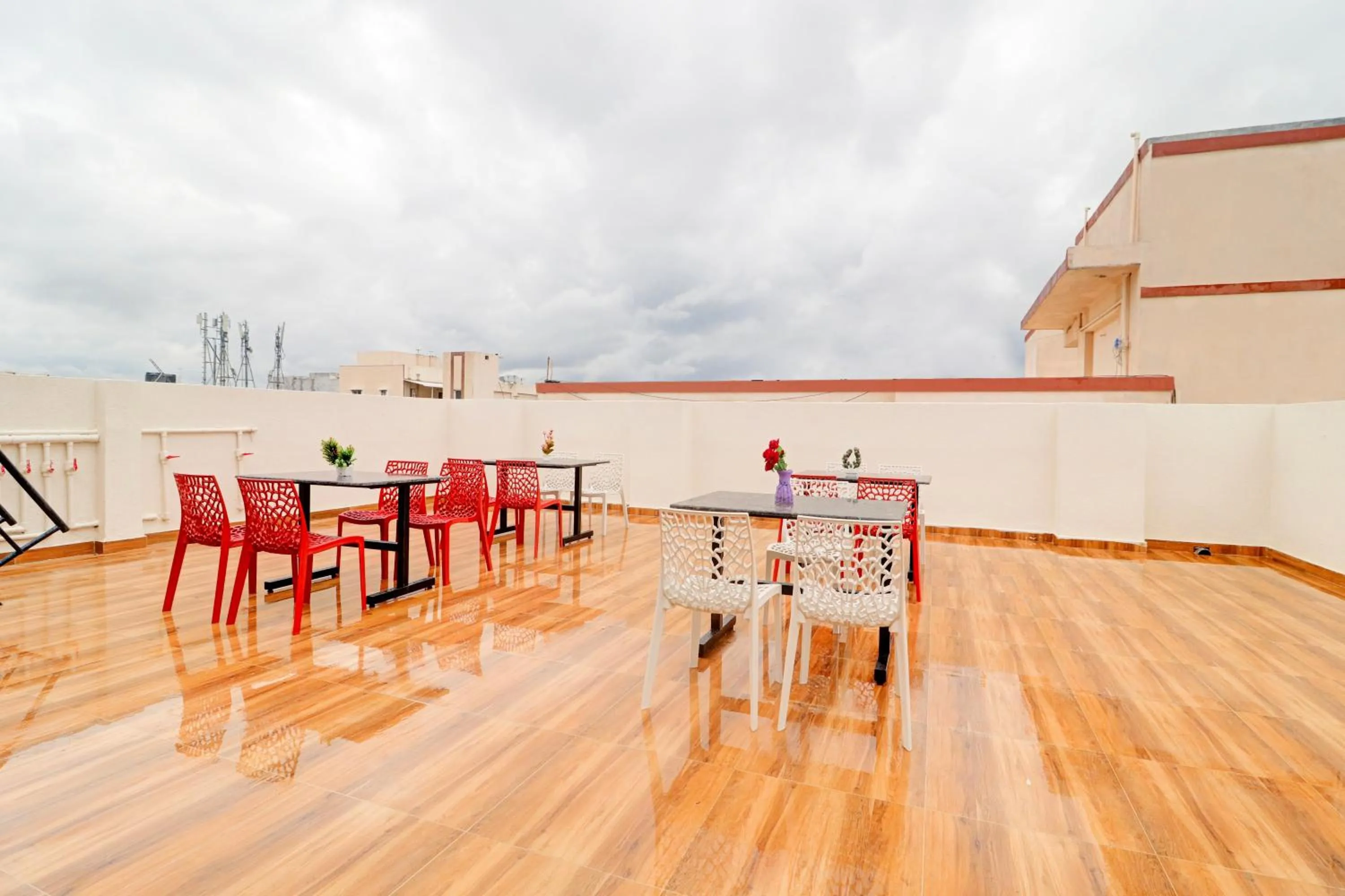 Restaurant/places to eat in Hotel O Prime Time Hotel