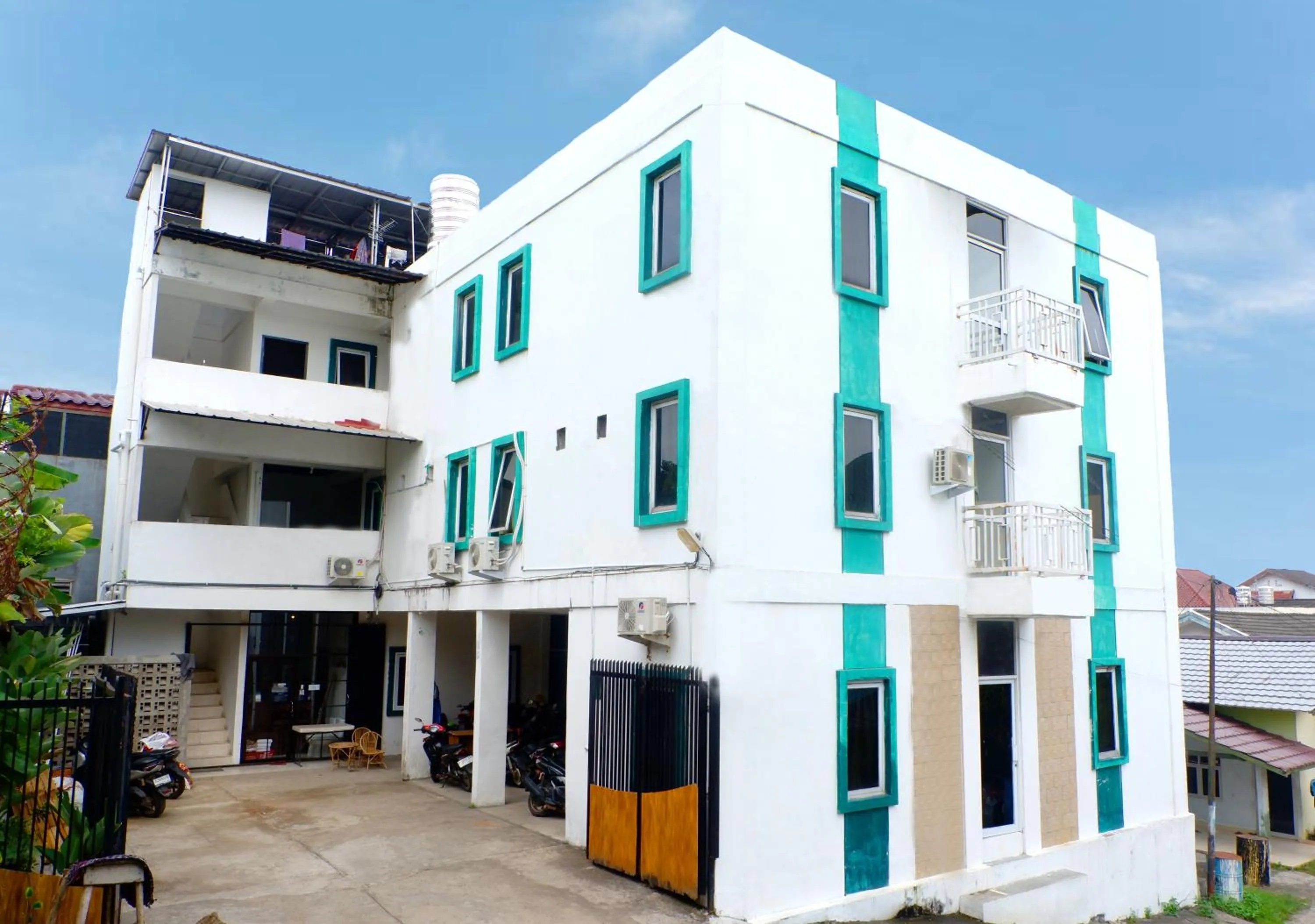 Property building in Kasmarani Homestay