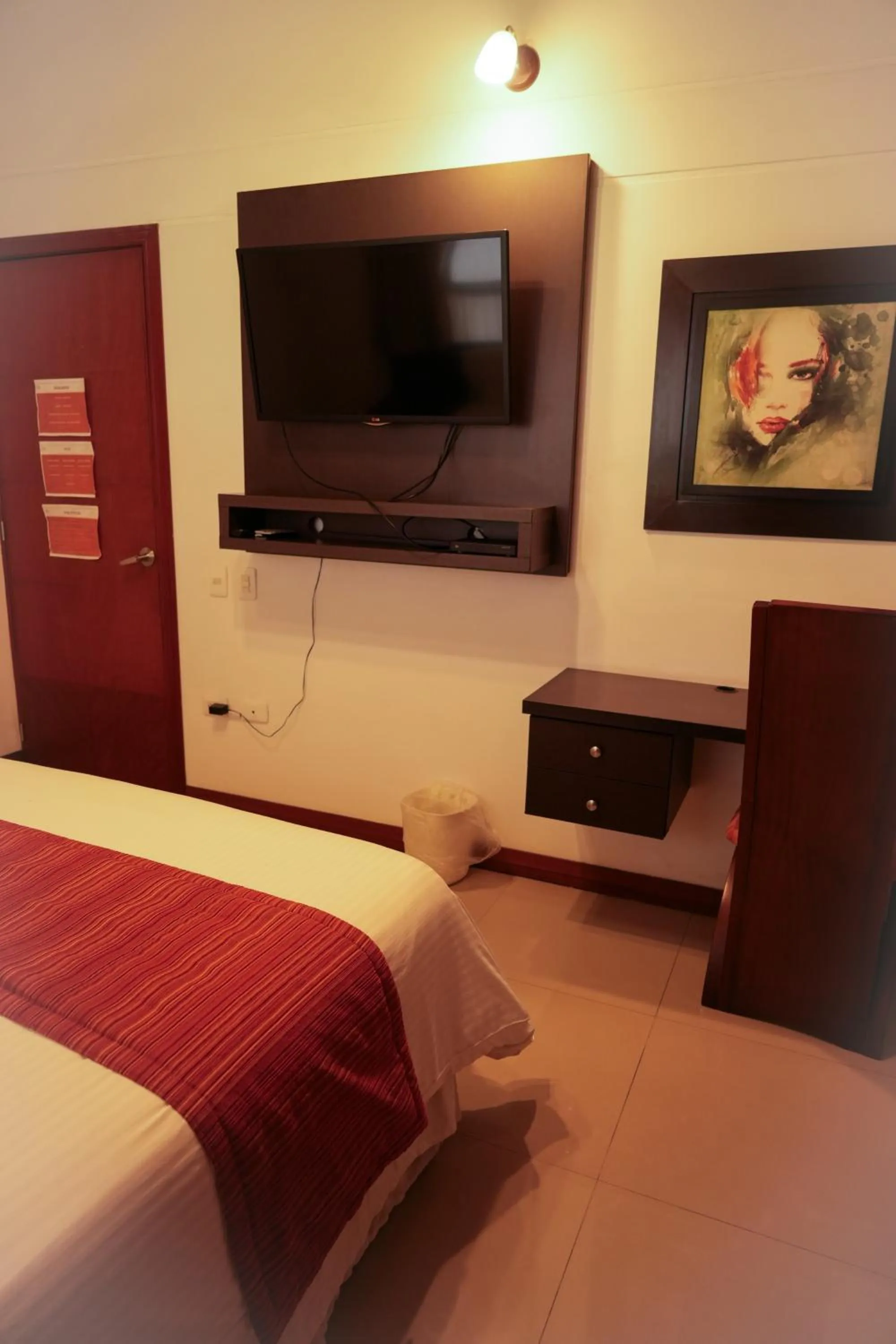 TV and multimedia, Bed in Serenity Suites Casa Boutique