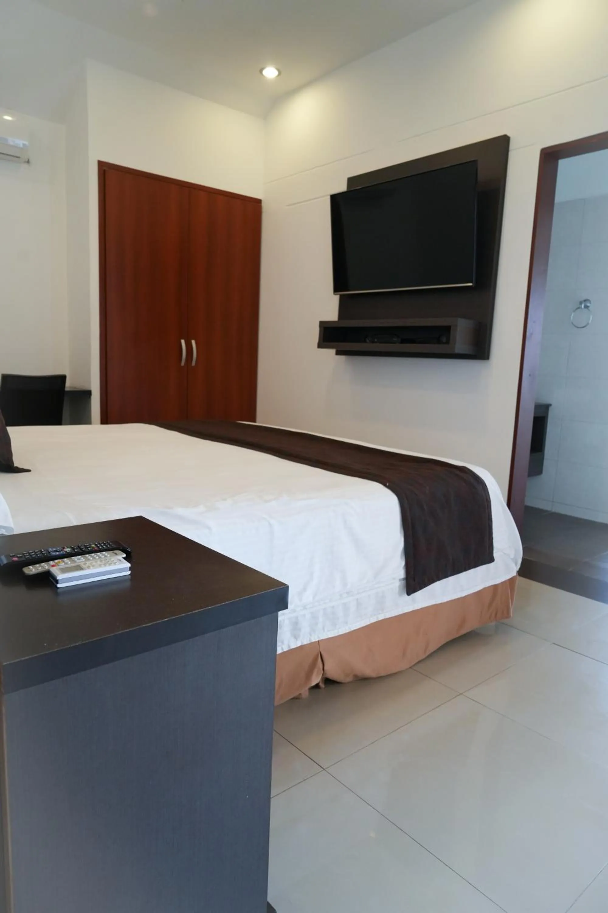 TV and multimedia, Bed in Serenity Suites Casa Boutique