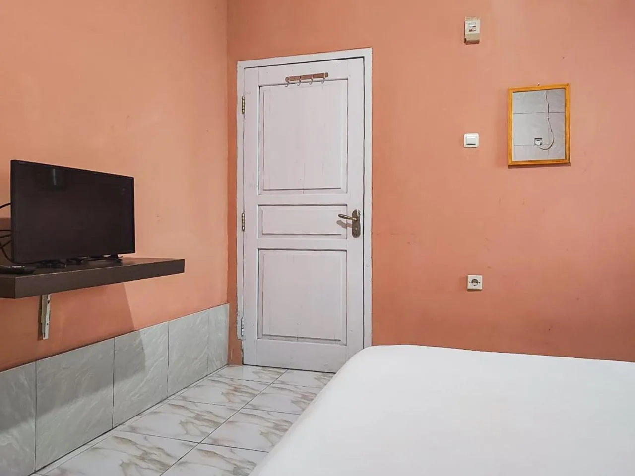 TV and multimedia, Bed in Reddoorz Syariah Near Kantor Gubernur Jambi