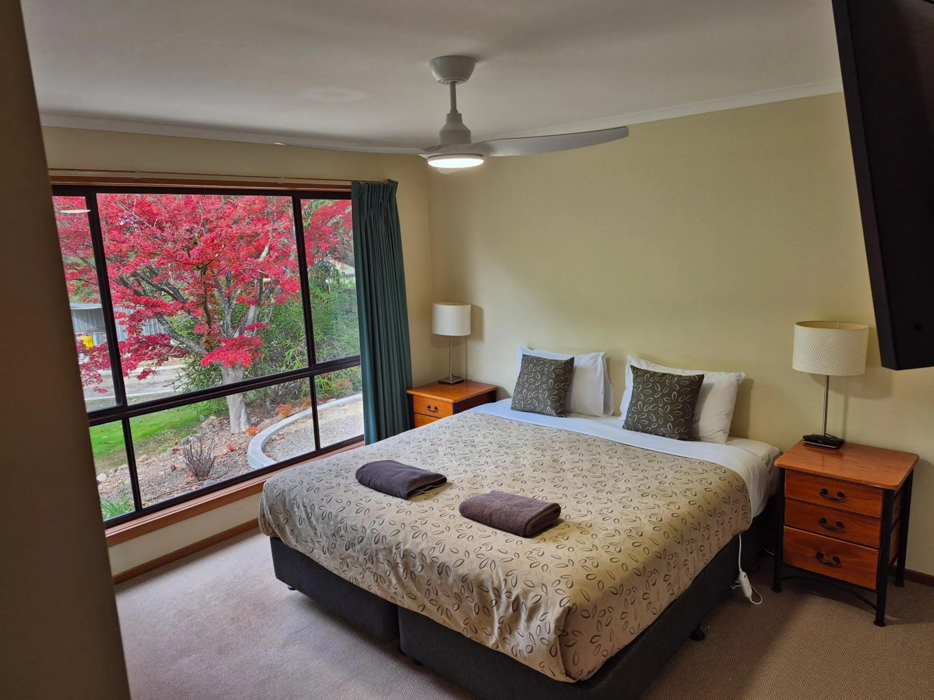 Garden view, Bed in Golden Heritage Apartments Beechworth