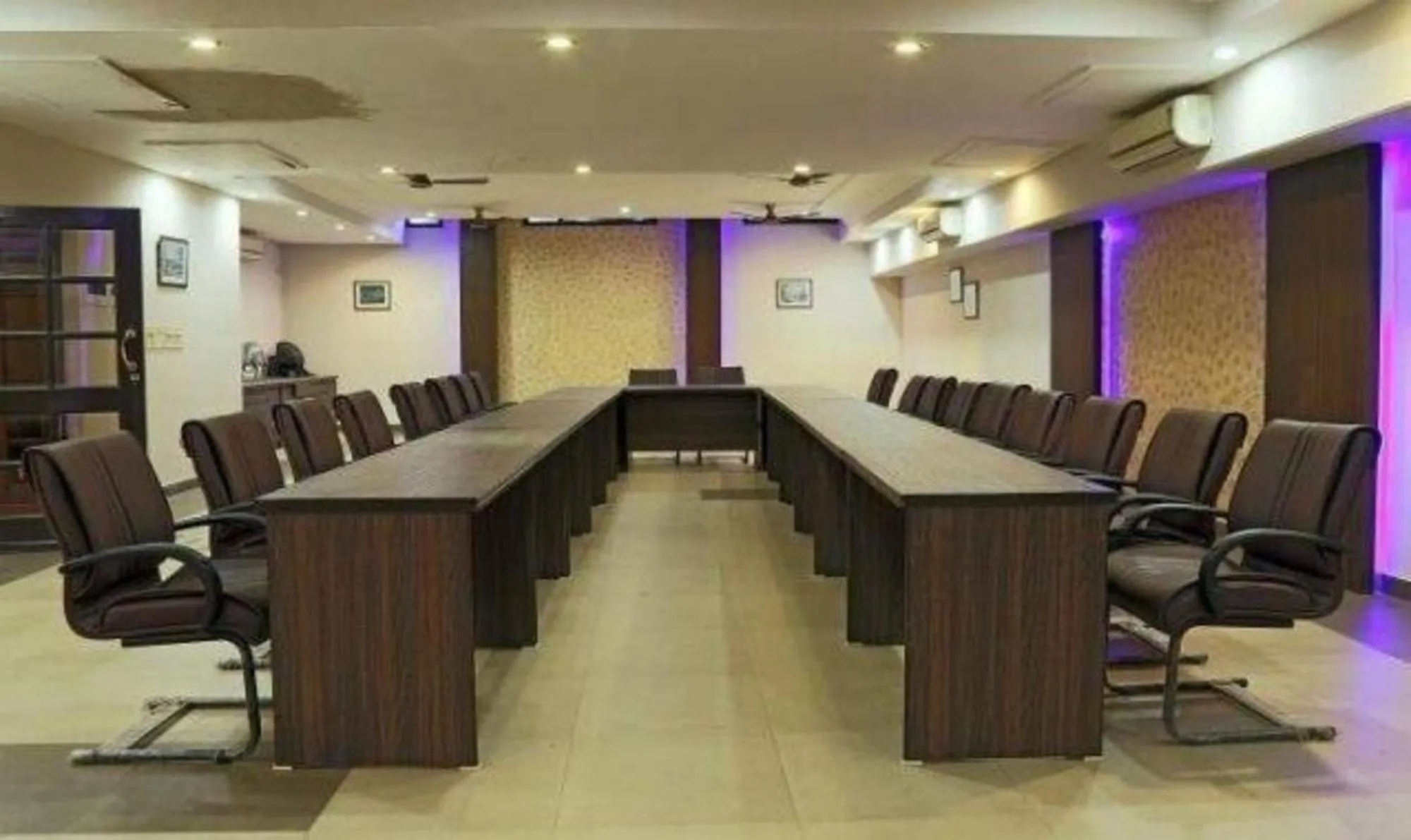 Meeting/conference room in FabHotel Altus