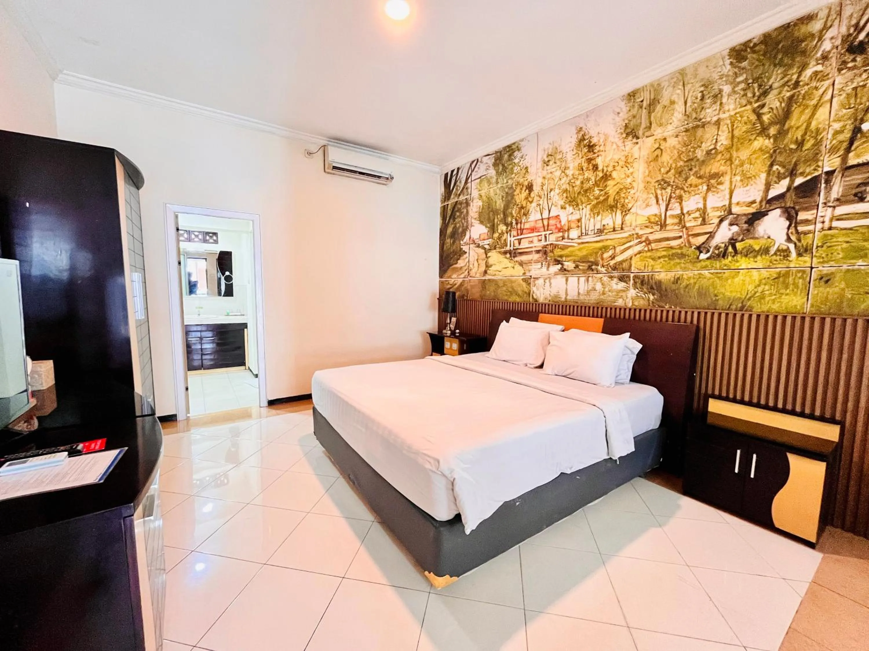 Bedroom, Bed in Hotel Pelangi Malang, Kayutangan Heritage