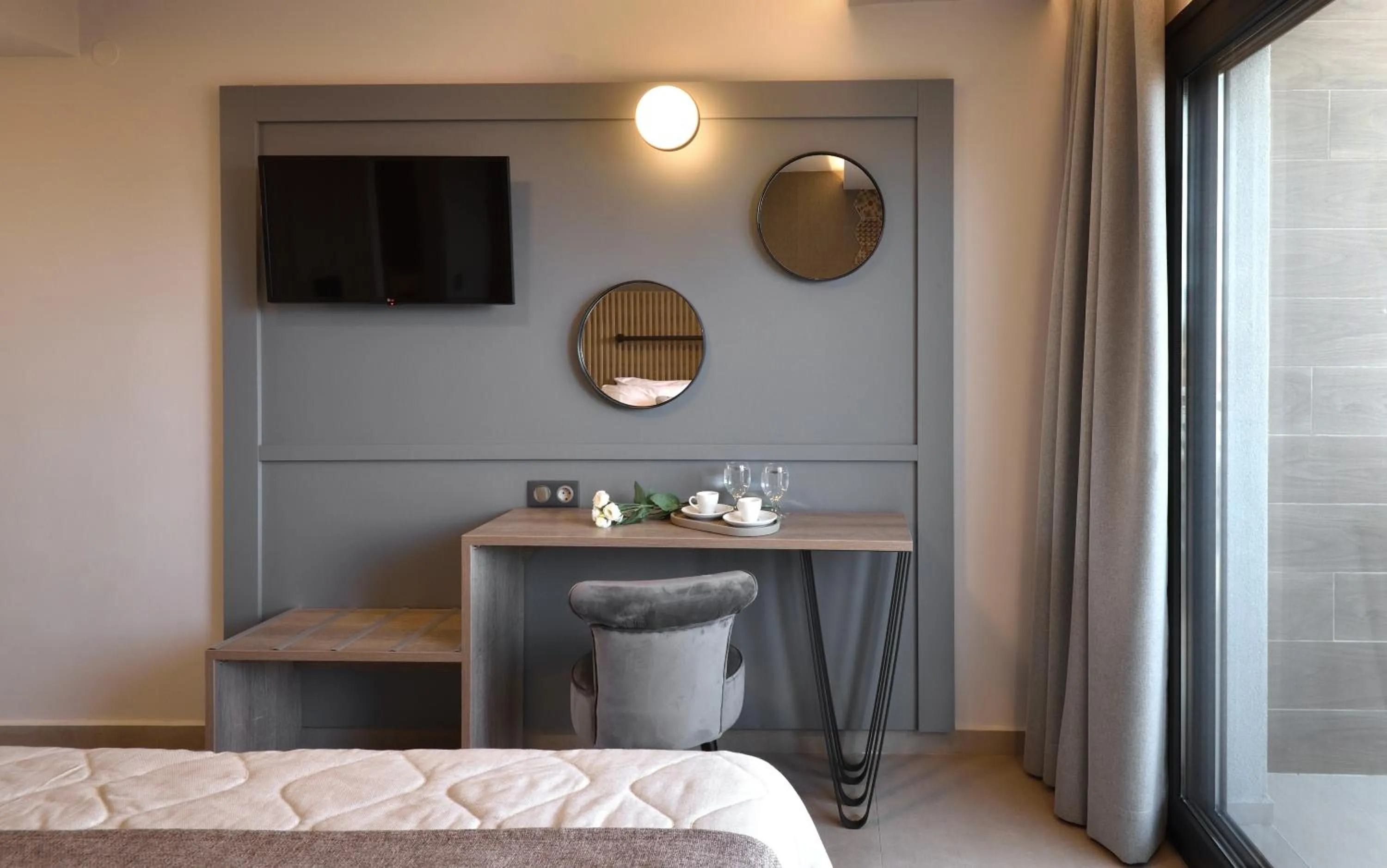 TV and multimedia in CORYLUS Luxury Rooms & Suites