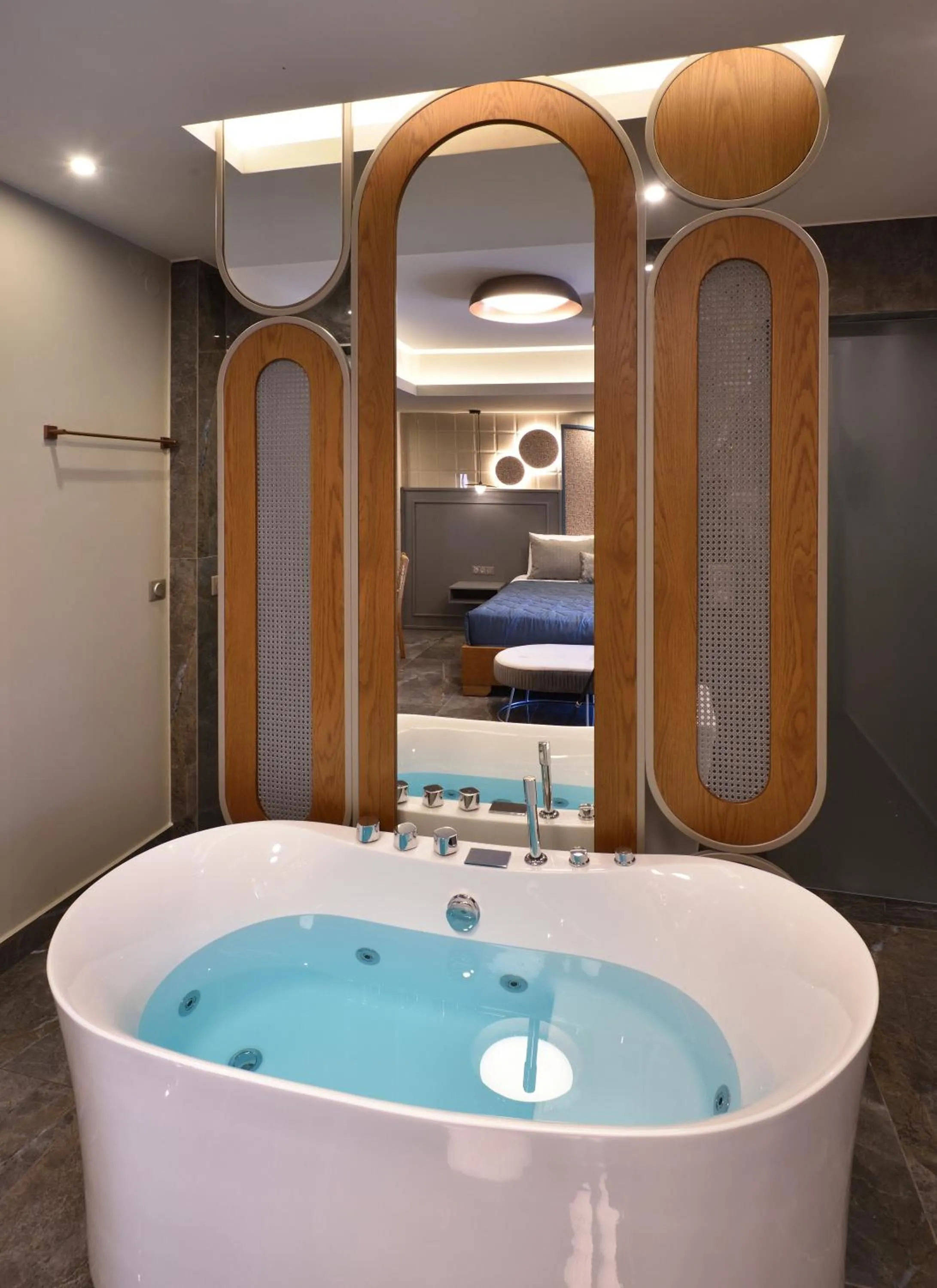 Hot Tub in CORYLUS Luxury Rooms & Suites