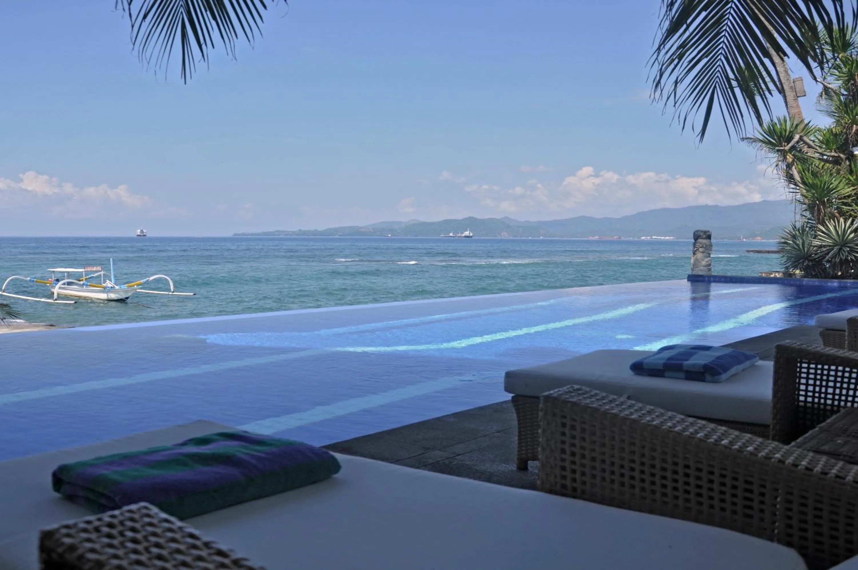 Swimming pool in Bayshore Residence