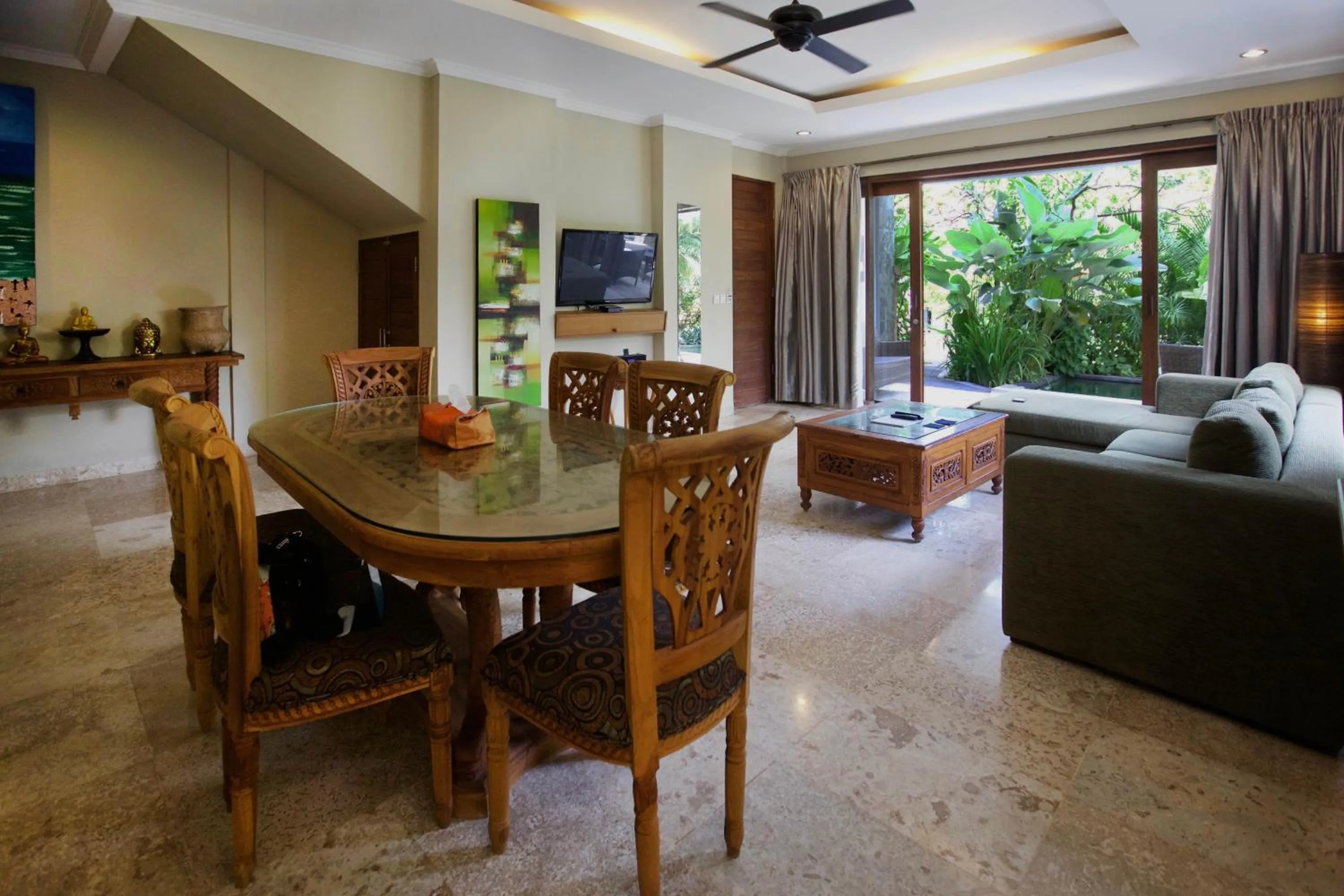 Dining area in Bayshore Residence