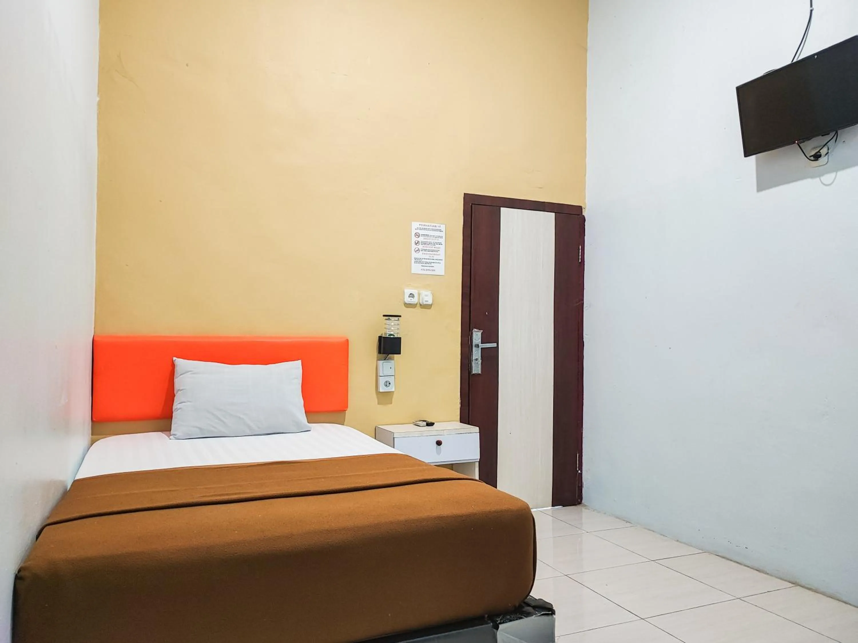 Bedroom, Bed in Reddoorz @ Hotel Bersaudara Bungo