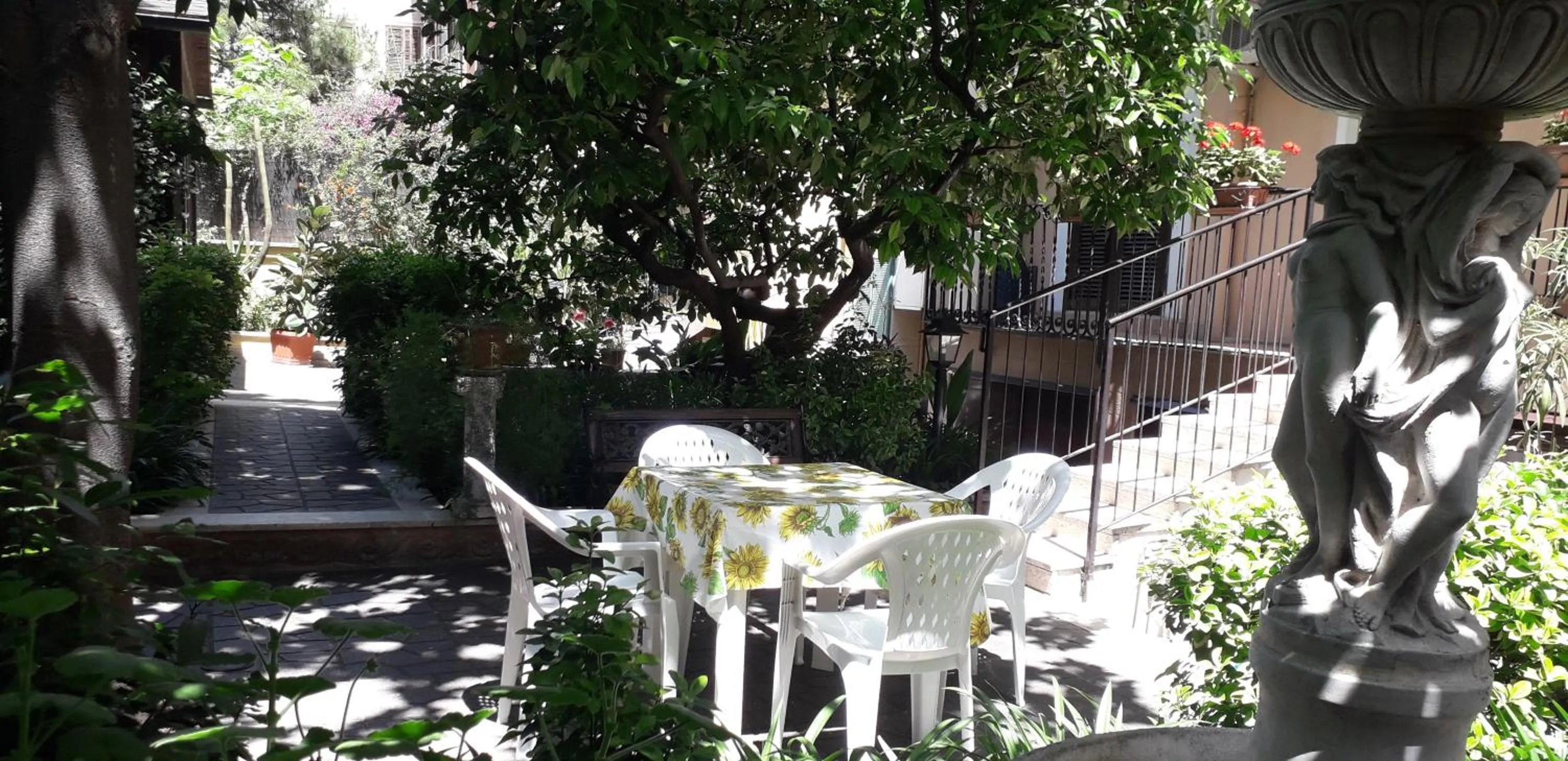 Patio in Gioia Guest House