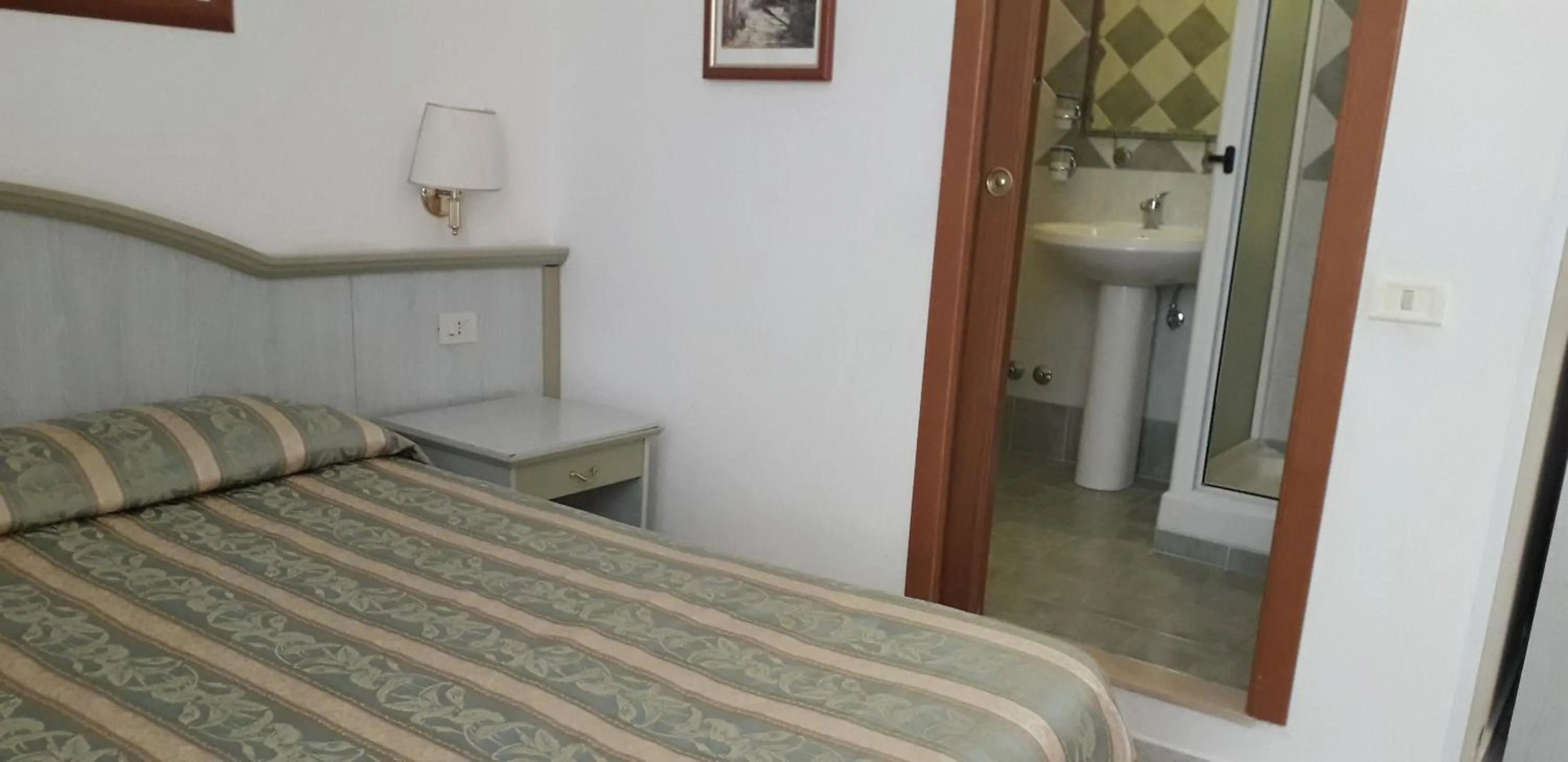 Shower, Bed in Gioia Guest House