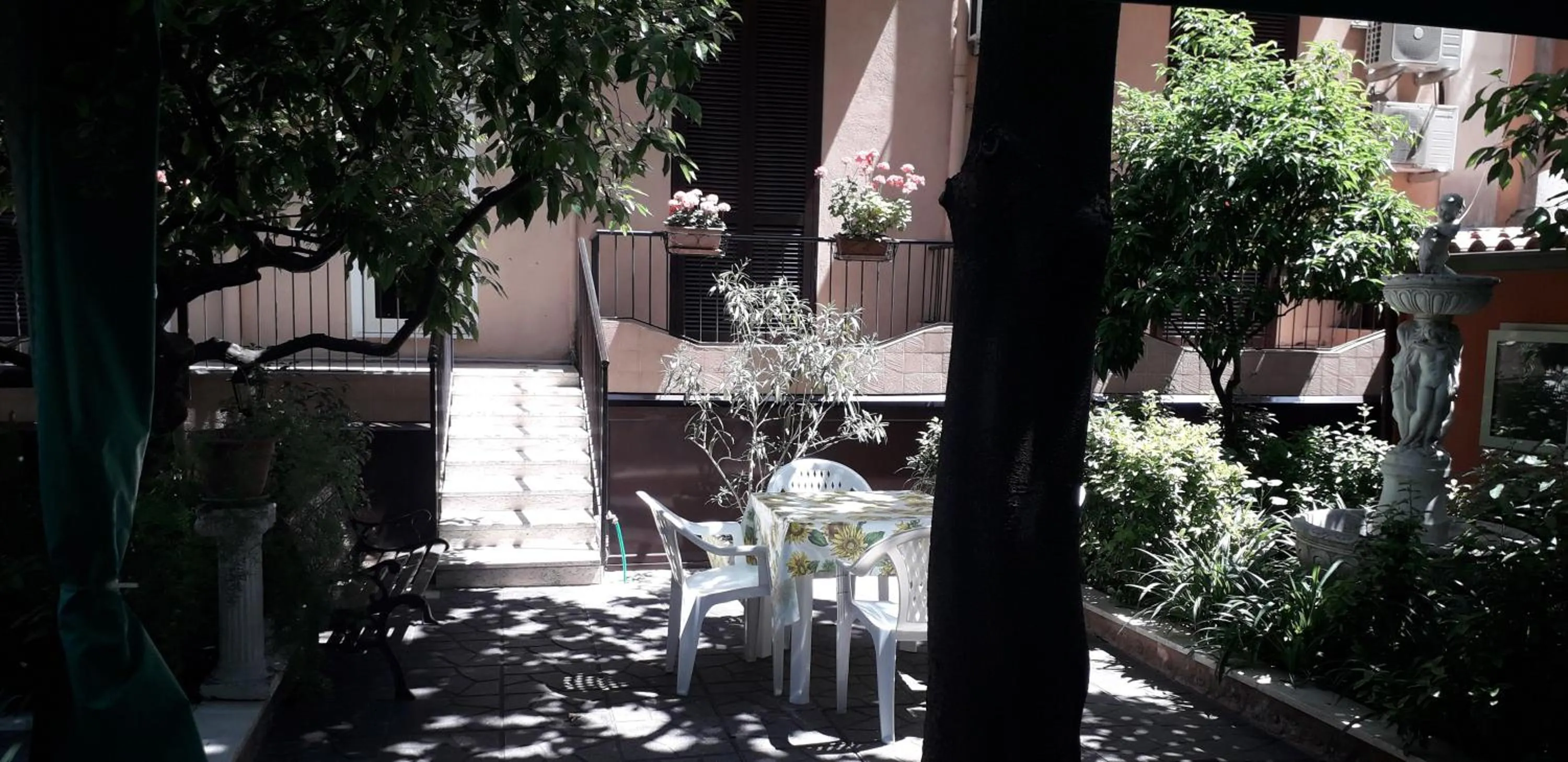 Patio in Gioia Guest House