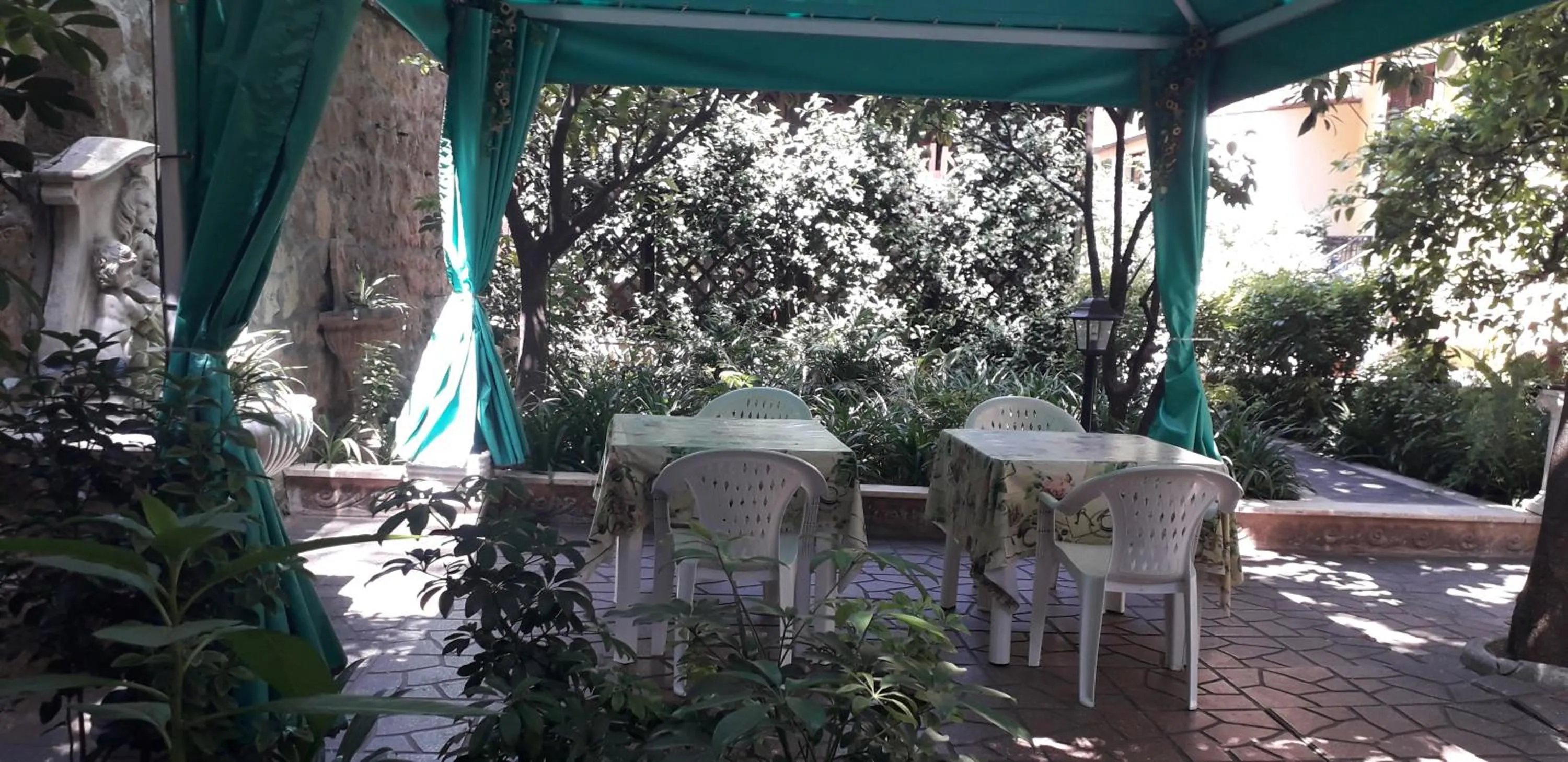 Patio in Gioia Guest House