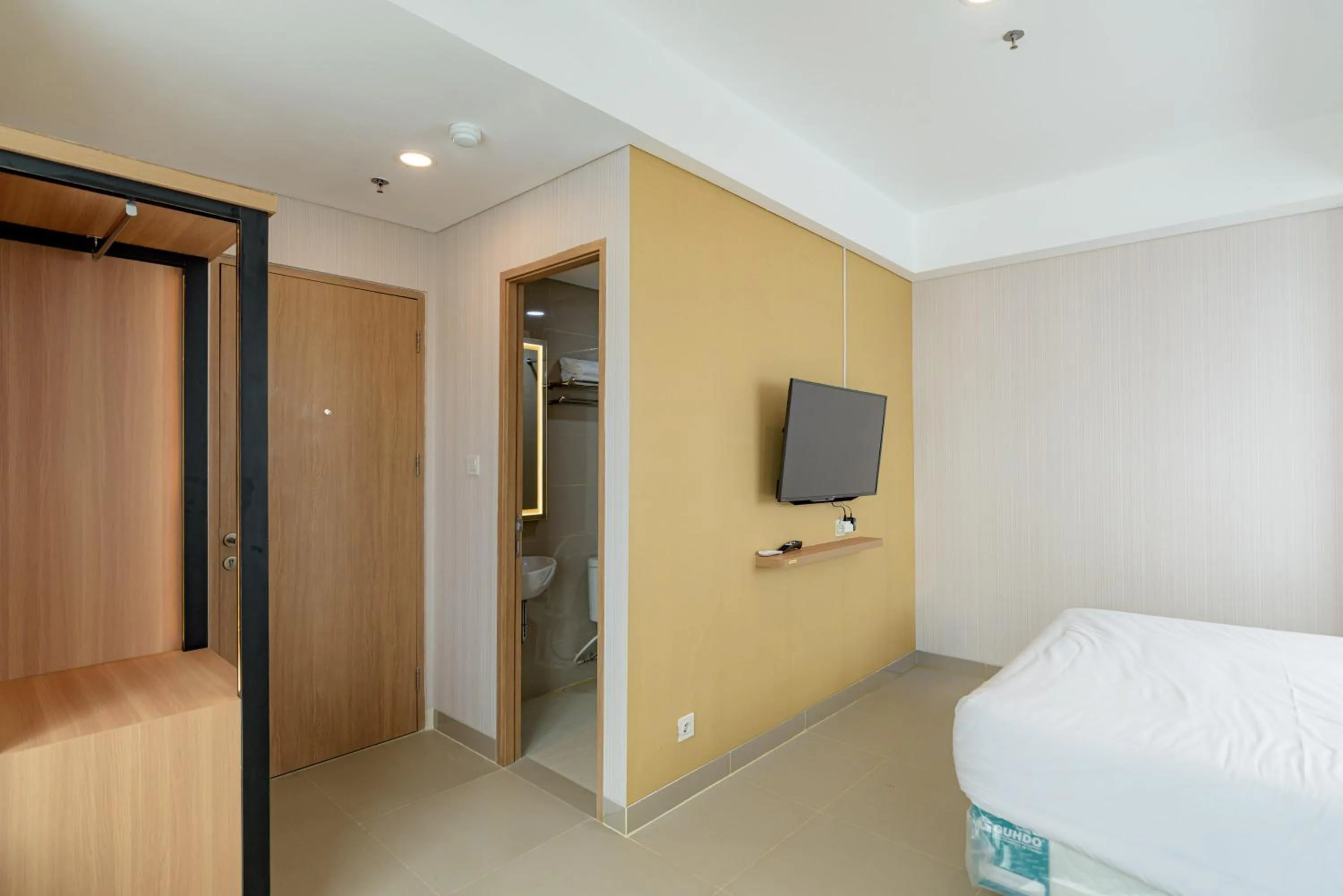 Bedroom, Bed in RedLiving Apartemen B Residence BSD - BE Urban Hotel
