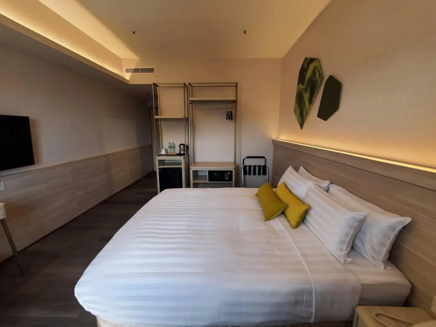 Photo of the whole room, Bed in Hu House