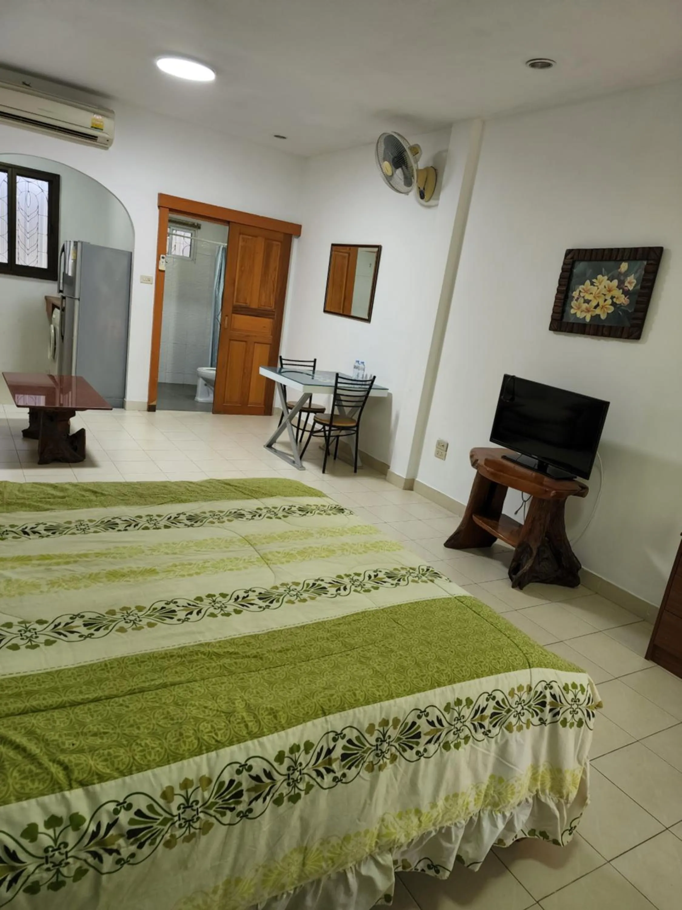 Photo of the whole room, Bed in Happy Valley Pattaya