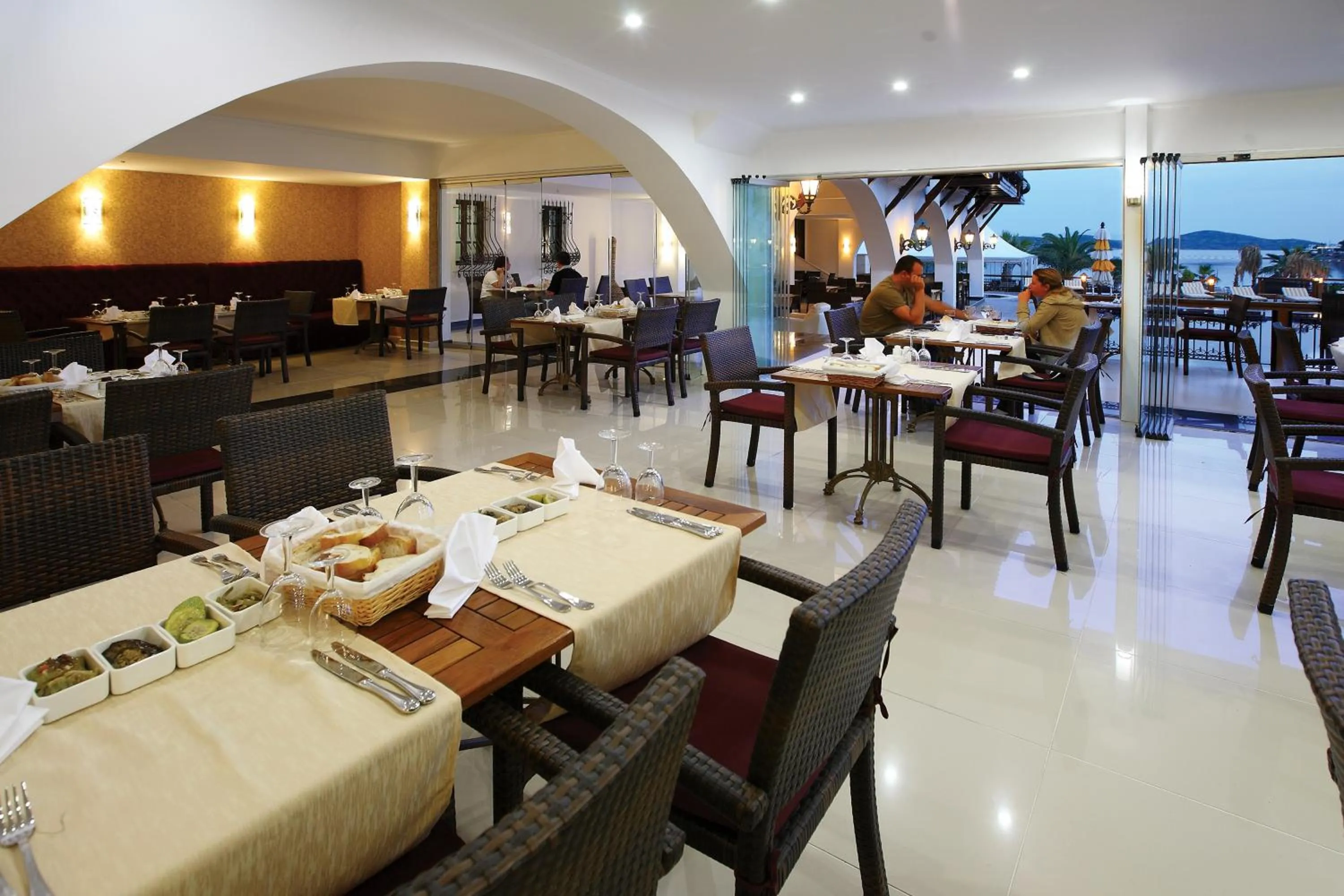 Restaurant/places to eat in Costa Bitezhan Beach Hotel