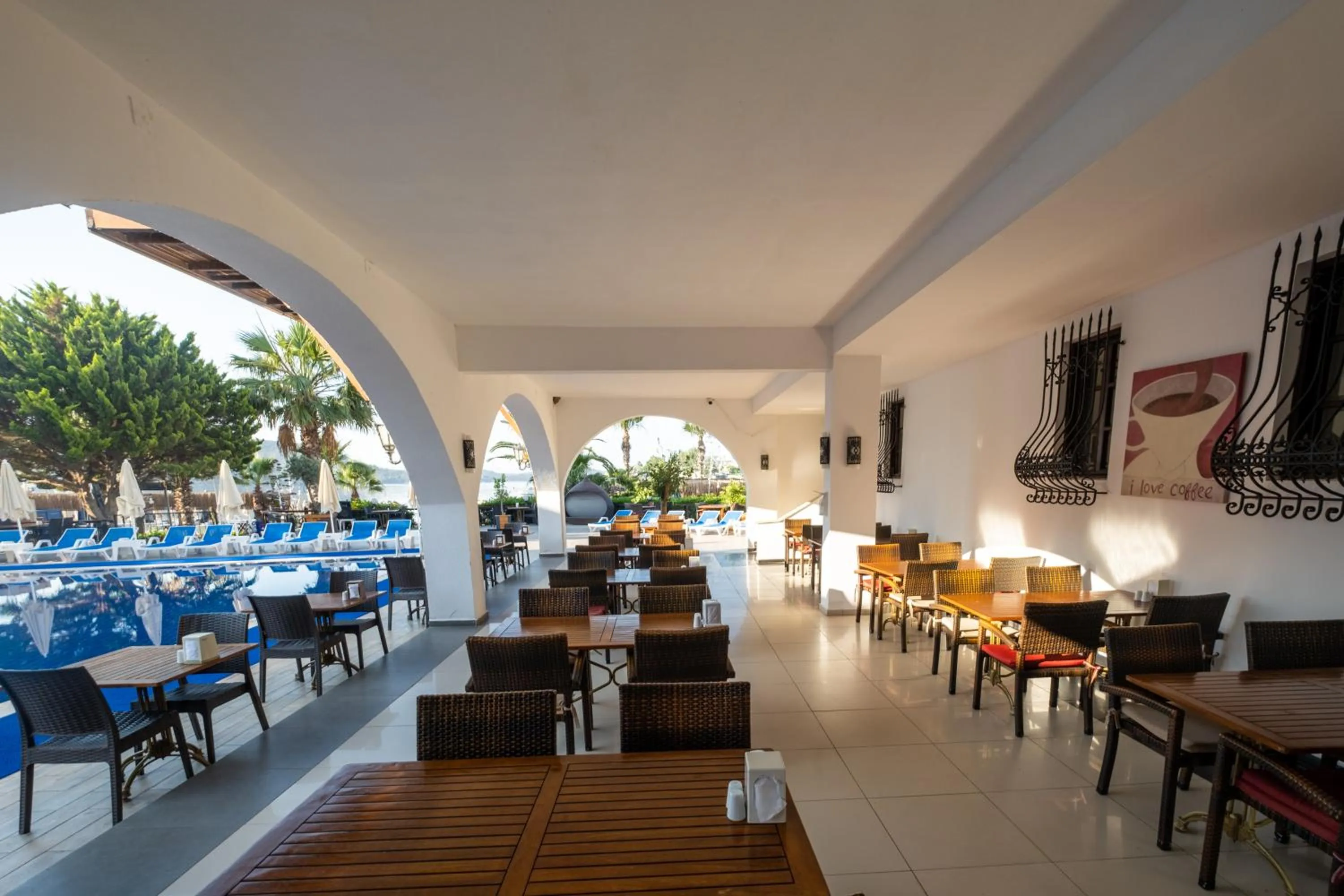 Restaurant/places to eat in Costa Bitezhan Beach Hotel