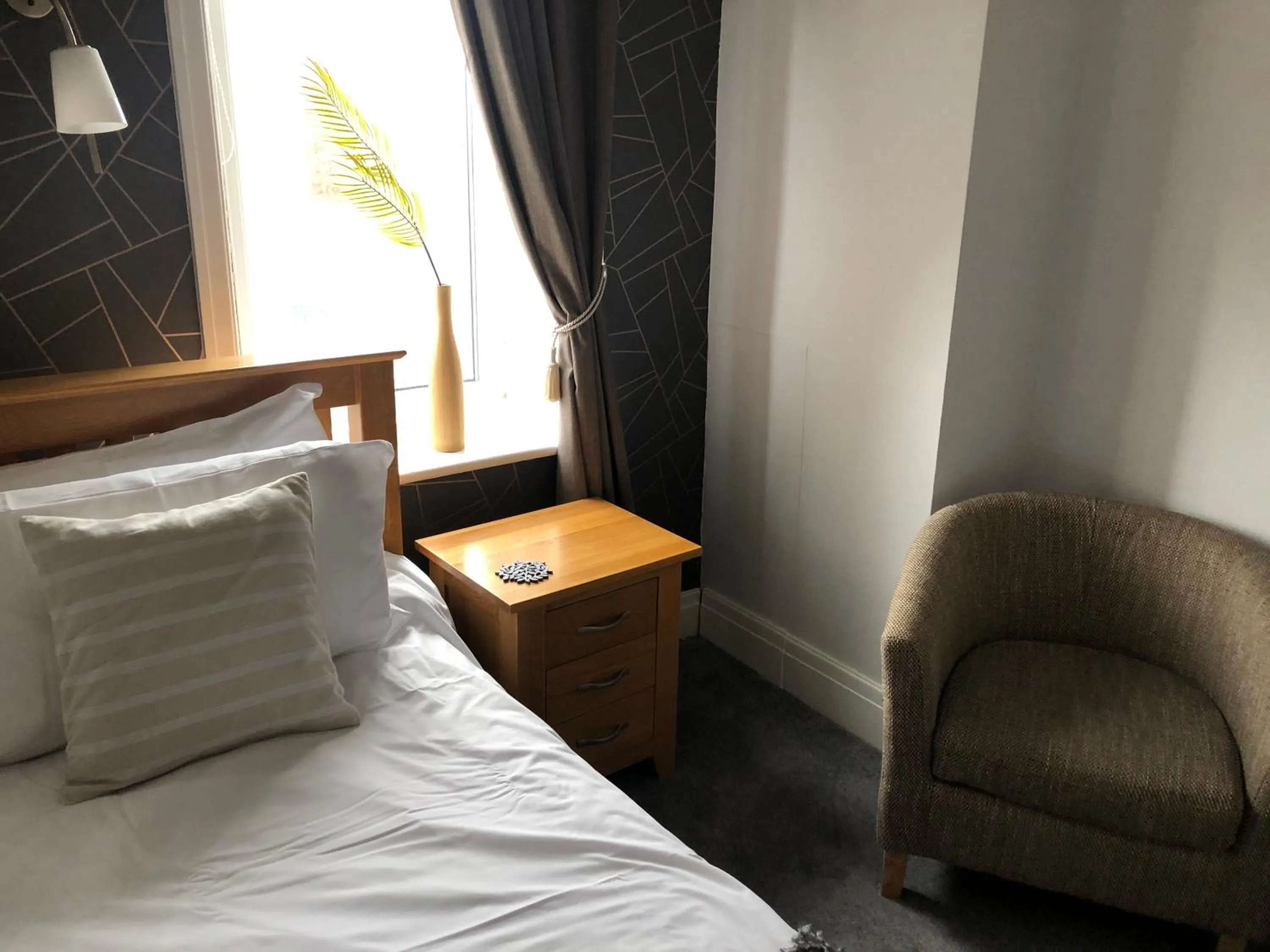 Seating area, Bed in The Fossil Tree Hotel
