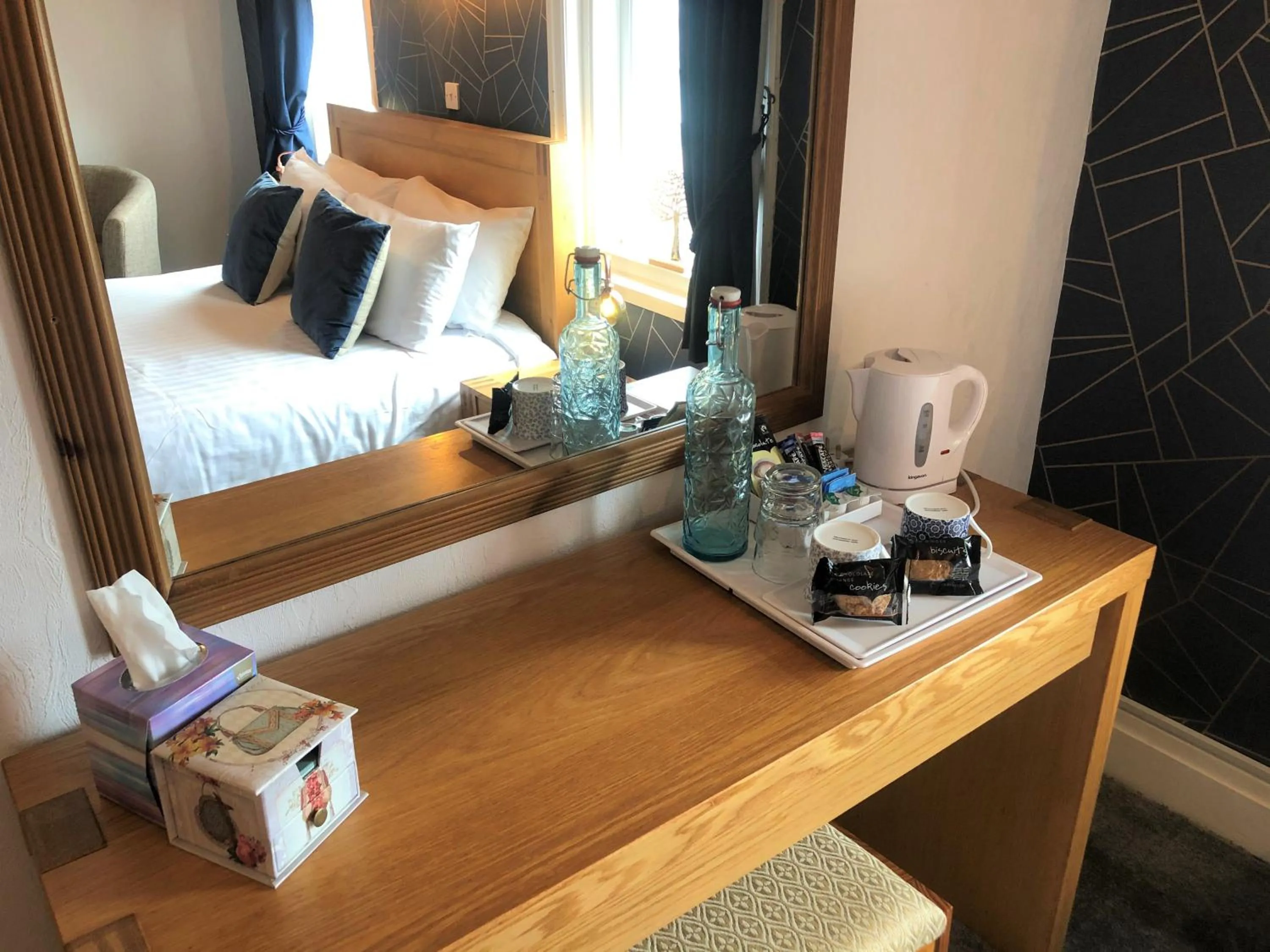 Coffee/tea facilities, Bed in The Fossil Tree Hotel