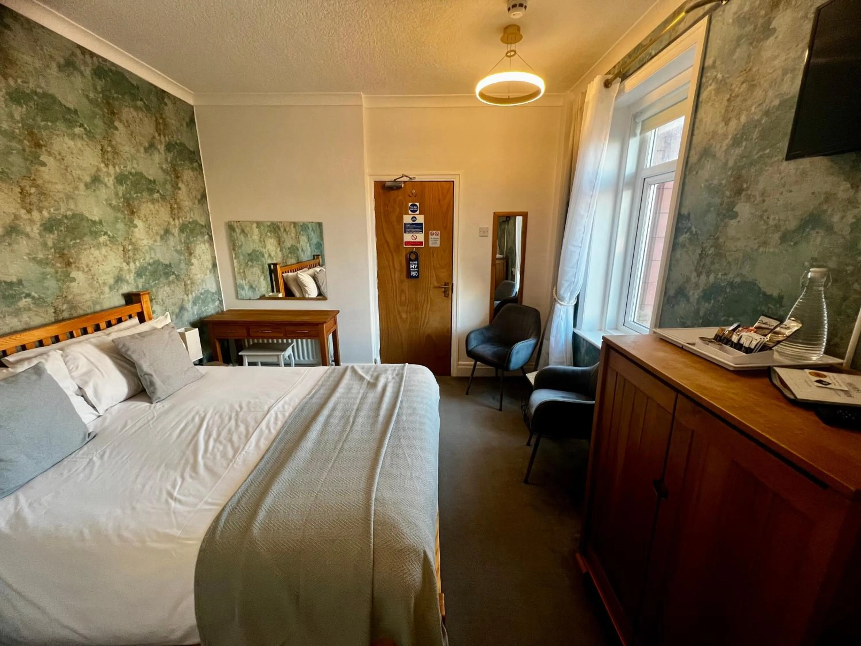 Bedroom, Bed in The Fossil Tree Hotel