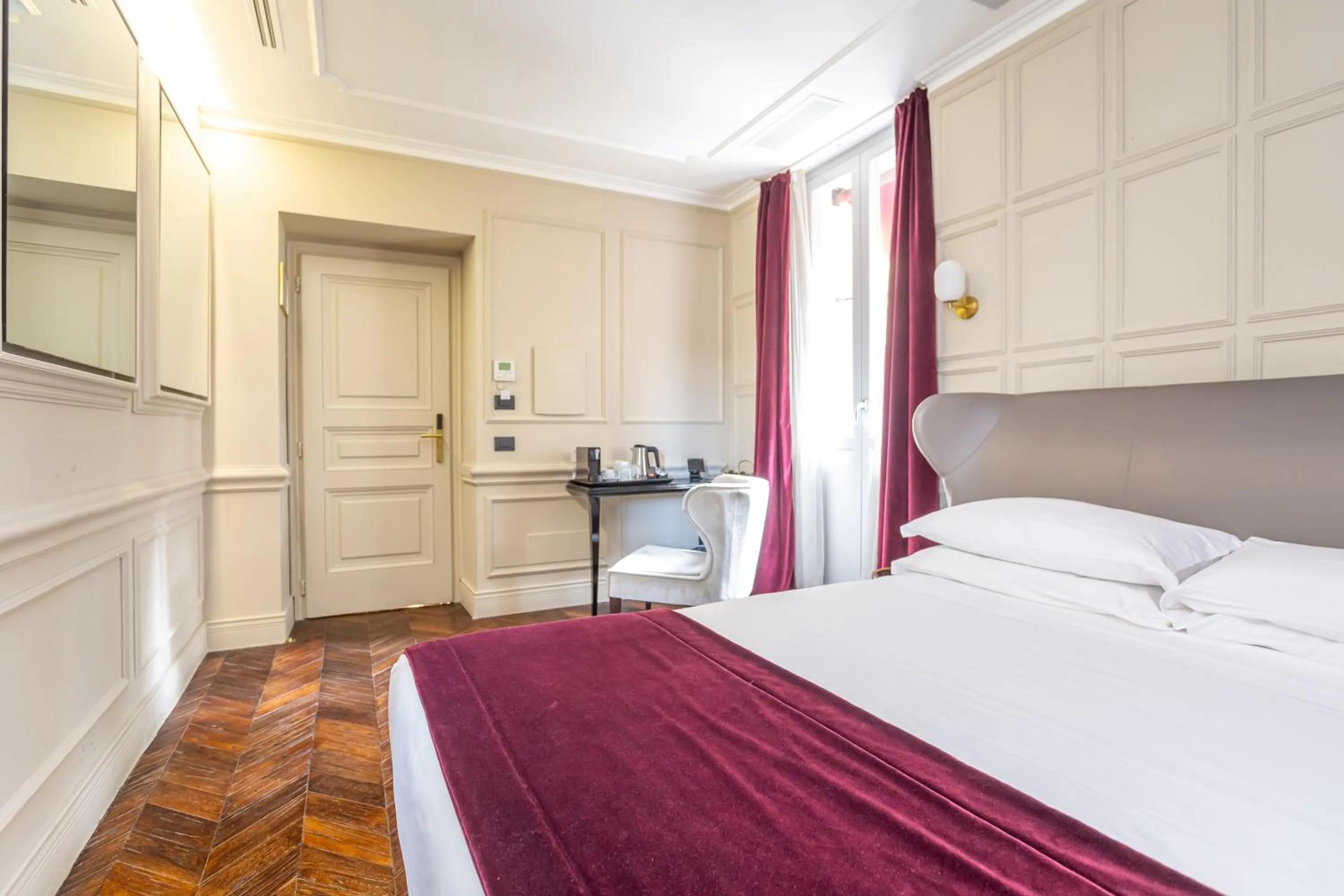 Photo of the whole room, Bed in Hotel The Corner Roma