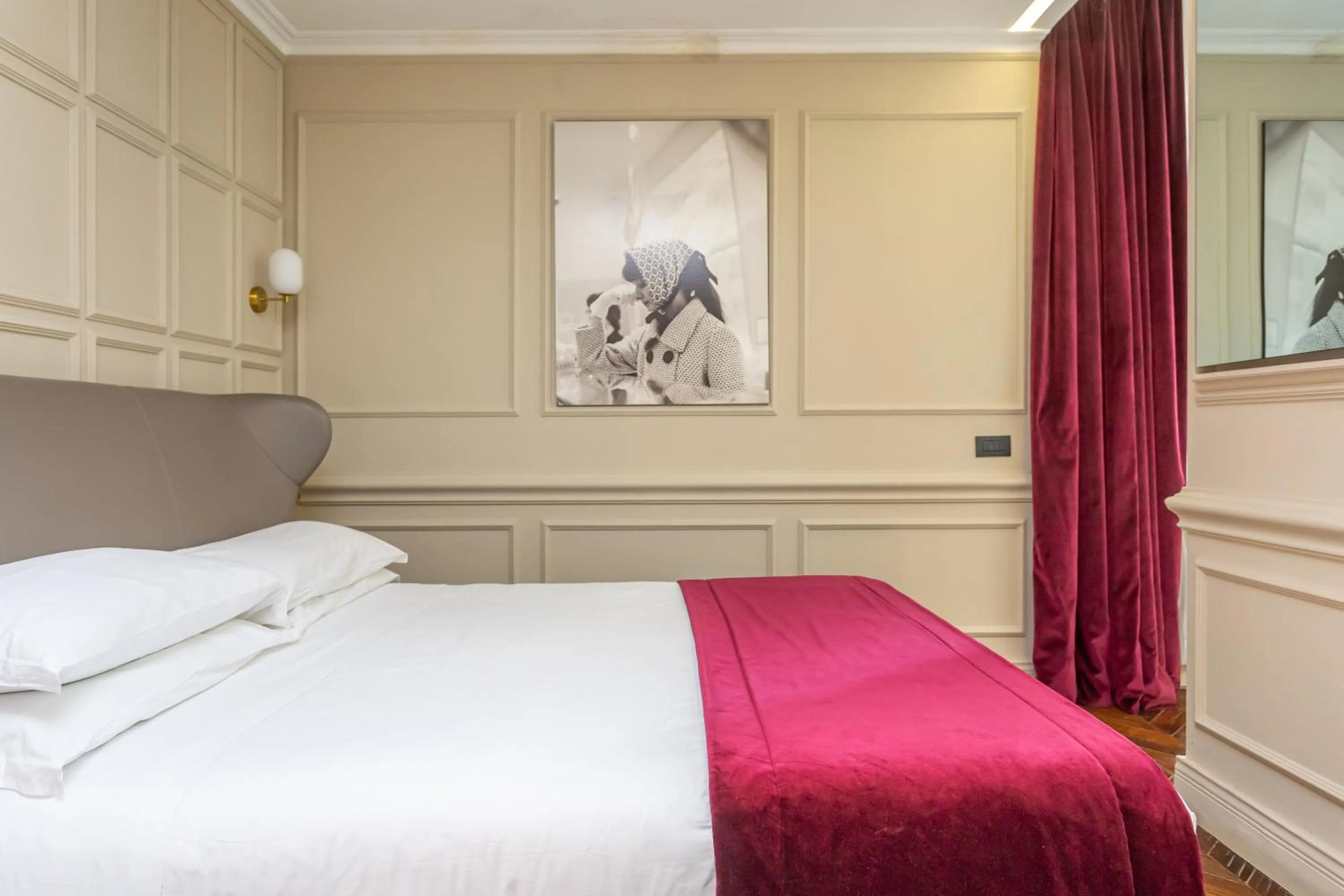 Photo of the whole room, Bed in Hotel The Corner Roma