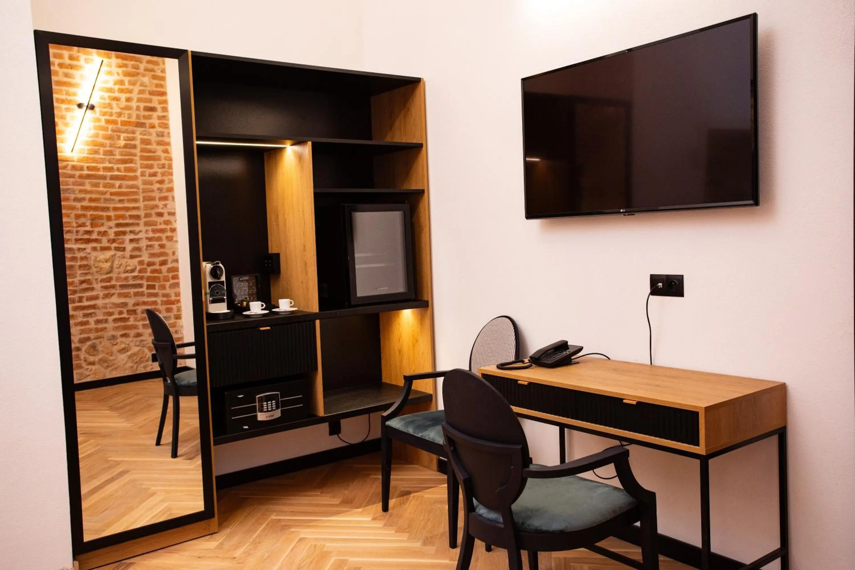 hair dresser in HOTEL TEATR