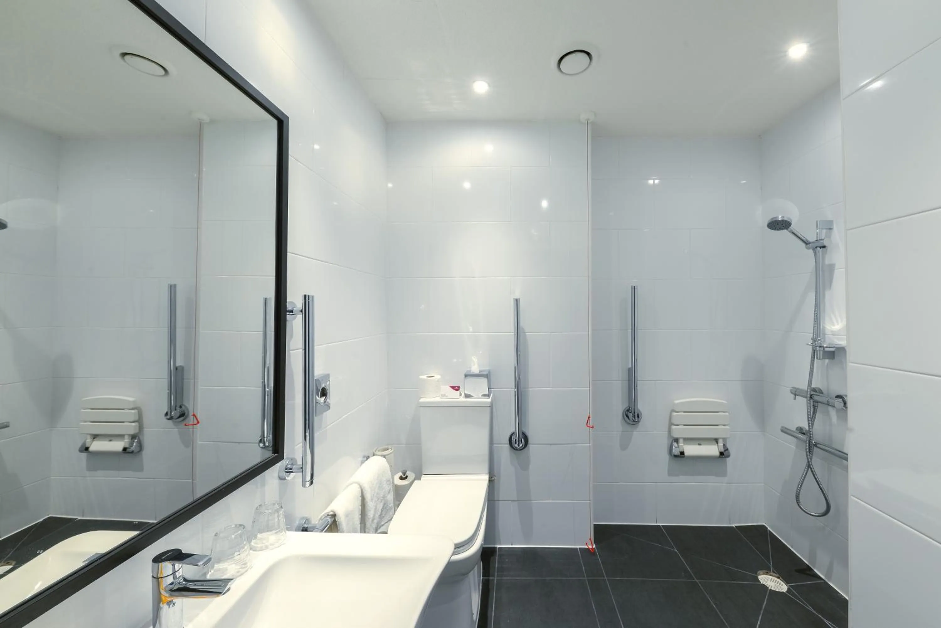 Photo of the whole room in Crowne Plaza Plymouth by IHG