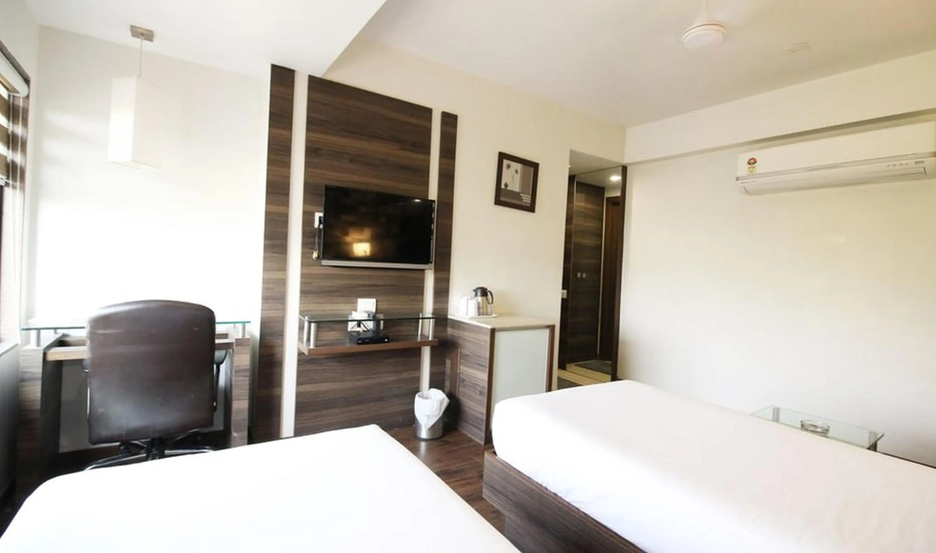 TV and multimedia, Bed in Hotel Aaram Orchard