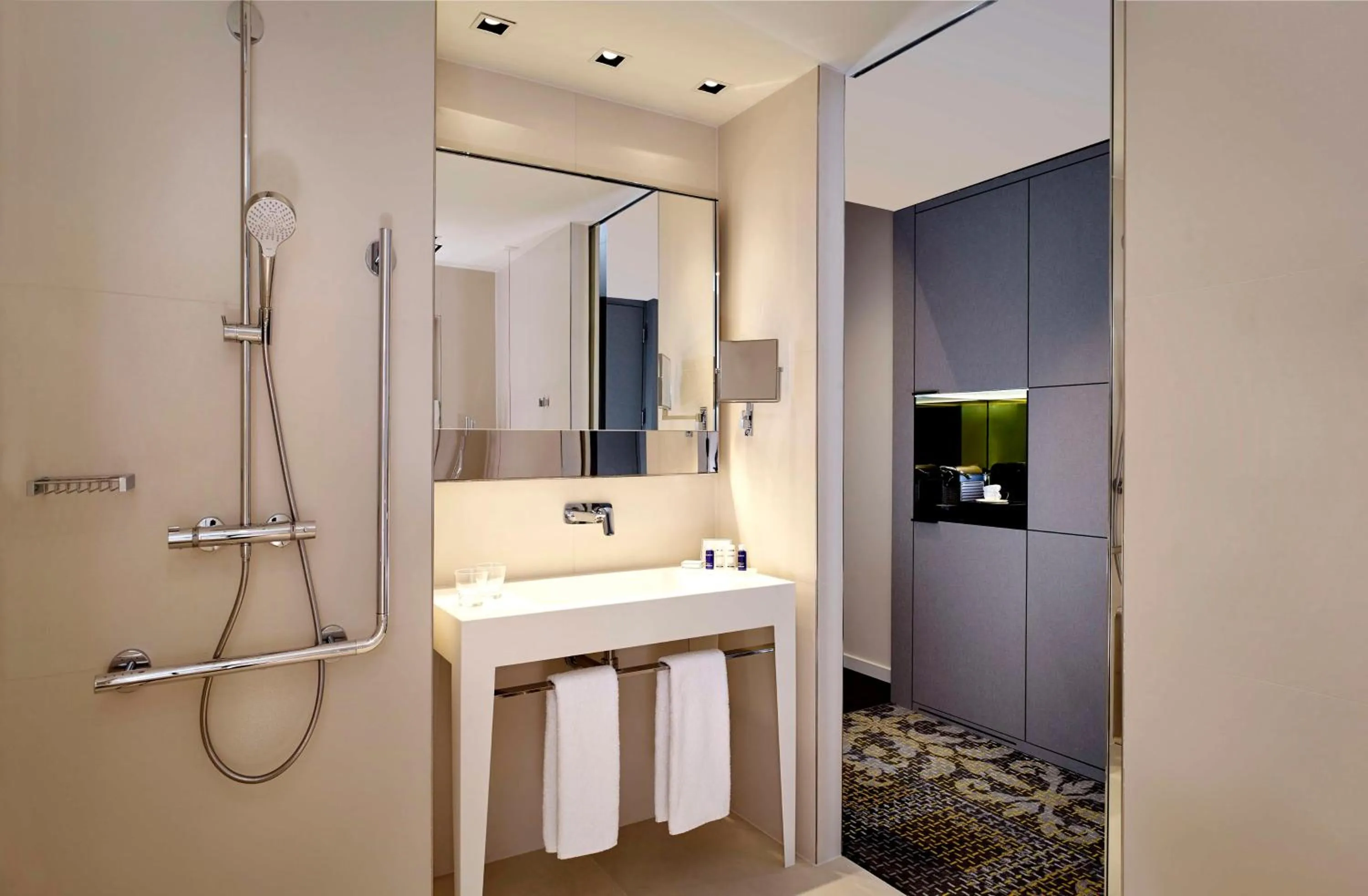 Bathroom in Park Plaza Victoria Amsterdam