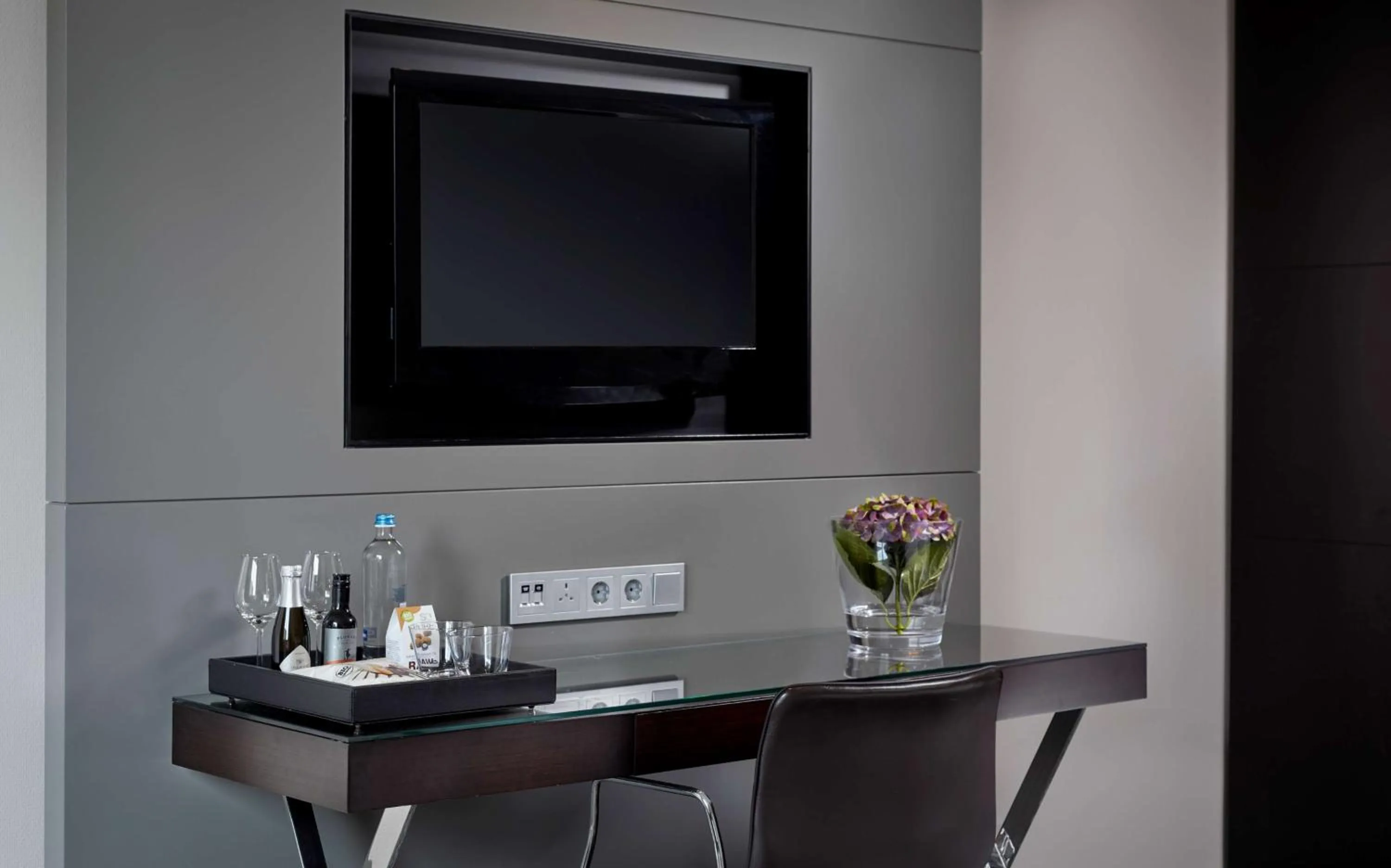 Bedroom in Park Plaza Victoria Amsterdam