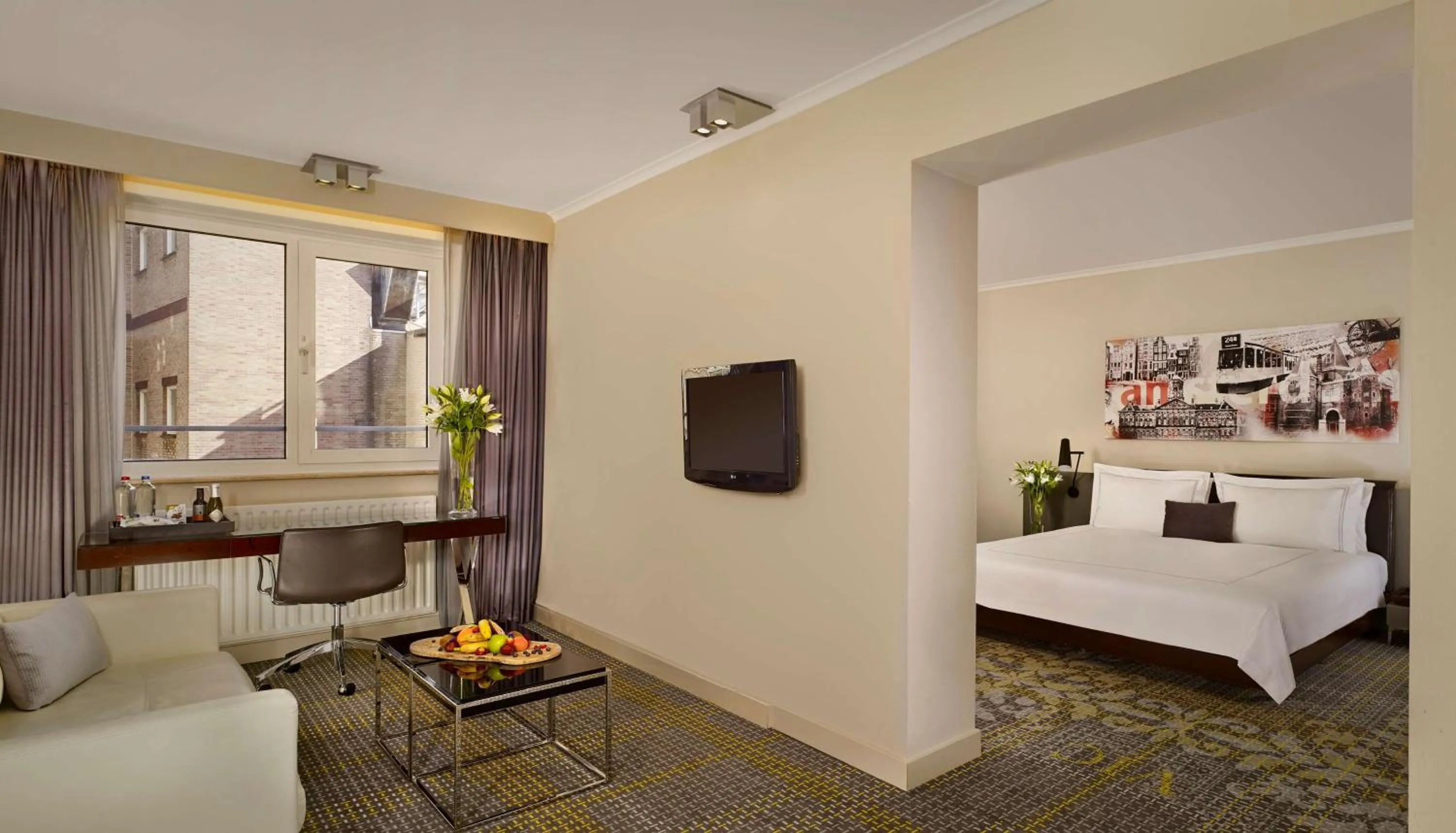 Photo of the whole room, Bed in Park Plaza Victoria Amsterdam