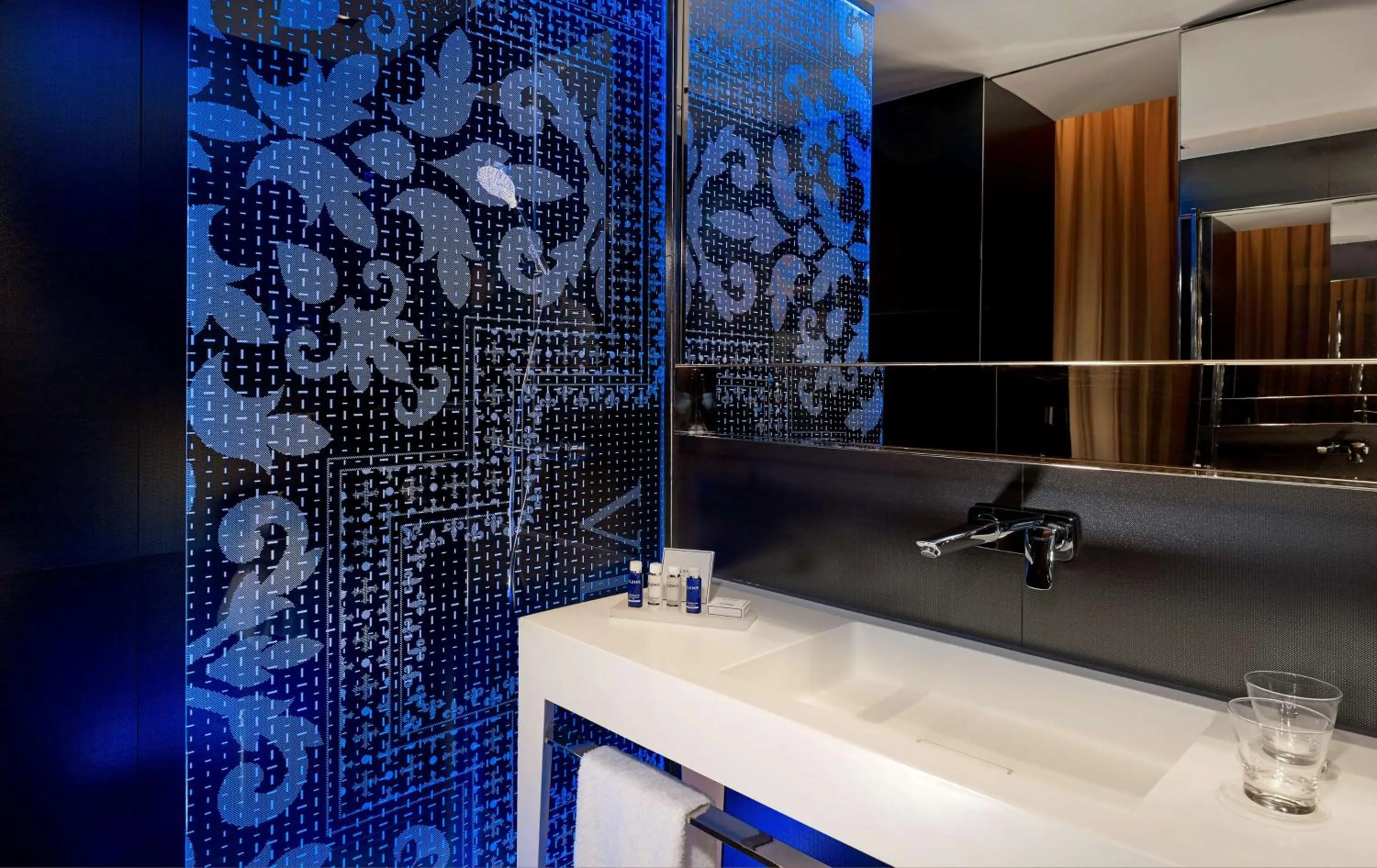 Bathroom in Park Plaza Victoria Amsterdam