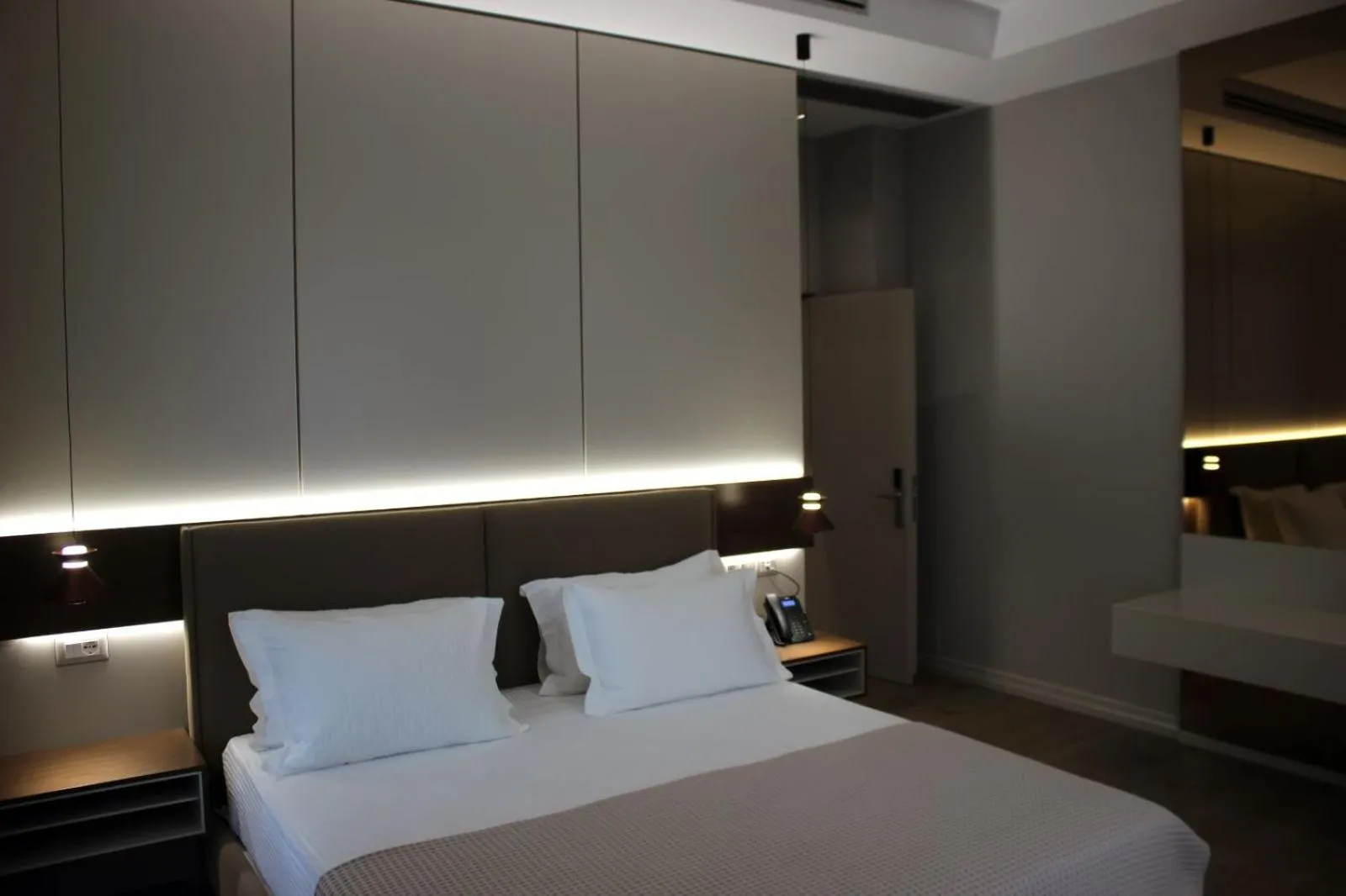 Bed in Hotel Monarch