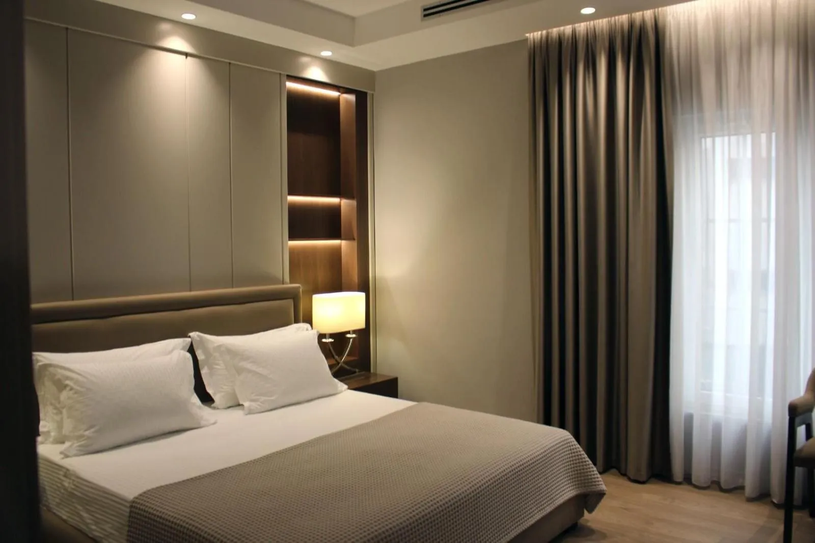 Bed in Hotel Monarch