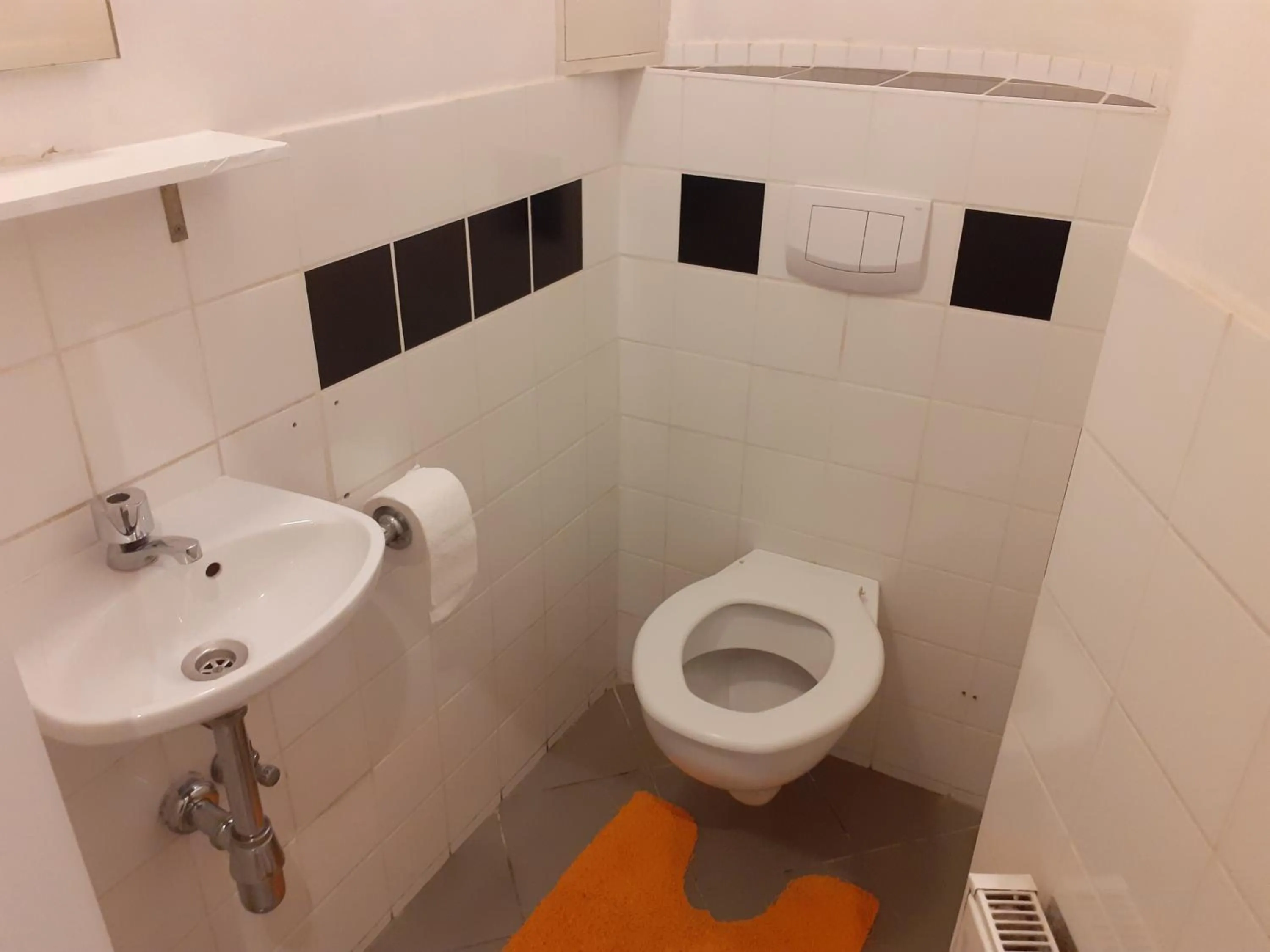 Toilet in HappyHostel