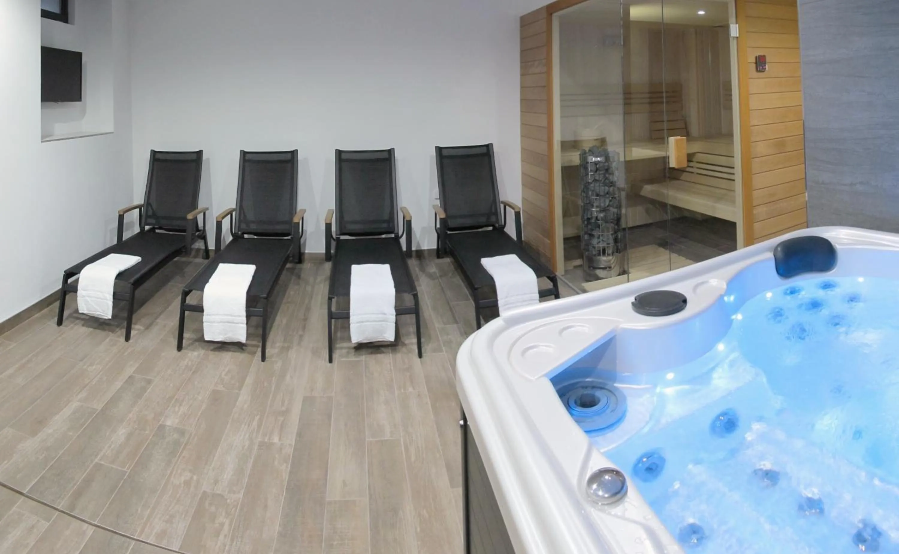 Hot Tub in Hotel Kapitol